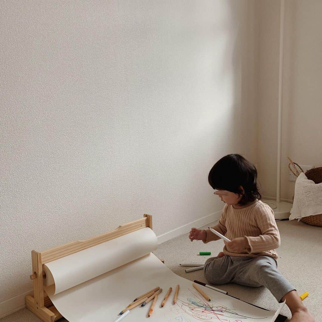 菅谷梨沙子さんのインスタグラム写真 - (菅谷梨沙子Instagram)「天気が悪い日はお家でお絵かきtime🎨 いろんな色のペンでカキカキᜑ でも、なぜだか黄色が好きじゃない様子💬  #IKEA#子供部屋#kidsroom#北欧インテリア」10月22日 15時07分 - risako_sugaya