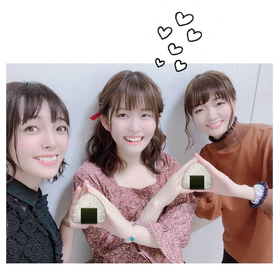 佐藤聡美さんのインスタグラム写真 - (佐藤聡美Instagram)「* * * TVアニメ「フルーツバスケット」 1st season ～宴を始めましょう～ スペシャルイベントにご来場くださった皆様 ありがとうございました💐 * * フルバのことをお話ししたり聞いたり 心理テストをしたり キャストの皆さんを動物に例えたり 朗読劇をお届けしたり Beverlyさんのライブもあって 盛り沢山でしたね！ いらっしゃった皆様に 楽しんで頂けていたら嬉しいです🌸 * * 当日皆さんと一緒に撮った お写真をどばどば載せますね…！ 集合写真でおにぎりポーズ🍙 無敵の友情でおにぎりポーズ🍙🐟🌸 魚ちゃん花ちゃん🐟🌸 お世話になってます興津さん✨ * 大好きな皆さんと 楽屋でのお喋りも楽しかったな〜☺︎ * * そして今回も、花ちゃんをイメージして 黒いネイルと衣装です🌸🖤 最初はドキドキしながらやっていたブラックネイルに すこーしずつ慣れてきた今日この頃。。。笑 * * 2020年から始まる フルーツバスケット2nd seasonも どうぞお楽しみに💐 * * * * #フルーツバスケット  #フルバ #イベント #宴 #先輩のことを #南国の派手な鳥に例えて #すみませんでした ！！ #お洒落だって言いたかったんや … #後輩からは #ママみを感じられました #カオス … #楽しかったです #☺️ #⚡️ #⚡︎ #無敵の友情 #集合写真 #おにぎりポーズ #ブラックネイル #石見舞菜香 ちゃん #種崎敦美 さん #興津和幸 さん #花島咲　#🌸 #佐藤聡美」10月22日 15時35分 - sugar_me58