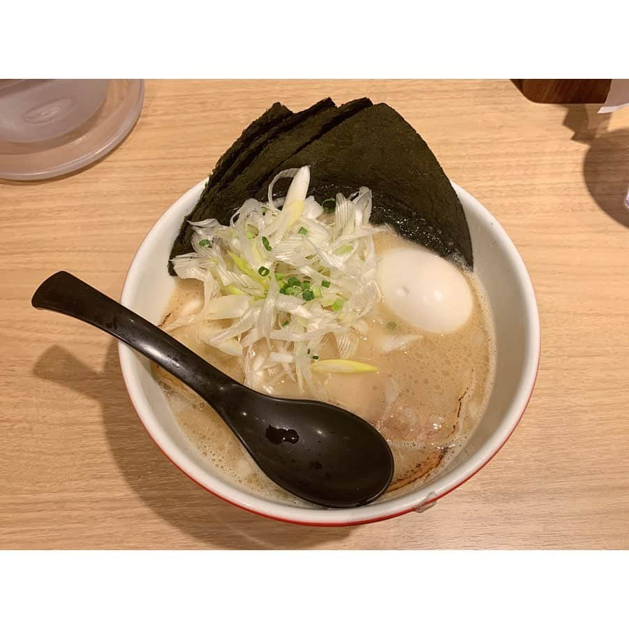 加藤里奈（カトリーナ）さんのインスタグラム写真 - (加藤里奈（カトリーナ）Instagram)「🍜🍜🍜 『ラーメン海鳴』 名古屋店限定の「魚介とんこつアゲアゲDX」を食べました🐟 スゴイ名前🤣🤣 名古屋店が10/31で閉店なので特別メニューだそうです！ * * 📍 名古屋市中村区名駅1-1-4 JR名古屋駅 名古屋うまいもん通り 🚉名古屋駅直通 📱 052-588-5517 ⏰ 11：00～22：00（L.O.21:30） 📴無休 * ＜他店舗＞ 清川店(福岡市中央区) 中洲店(福岡市博多区) 海鳴食堂(福岡市博多駅南) 福岡空港店(福岡市博多区) 博多デイトス店(福岡市博多区) * #ラーメン #ラーメン大好き #ラーメン巡り #ラーメン部 #ラーメン海鳴 #名古屋 #名古屋ランチ #名古屋ラーメン #名古屋ラーメン部 #名古屋グルメ #名古屋めし #グルメ部 #グルメ #魚介とんこつ #魚介 #ナゴレコ #あいなご #らーめん #愛知県 #愛知 #らーめん女子 #らーめん部 #博多グルメ #博多 #博多ラーメン #福岡グルメ #福岡」10月22日 15時31分 - rinakatoktriiina