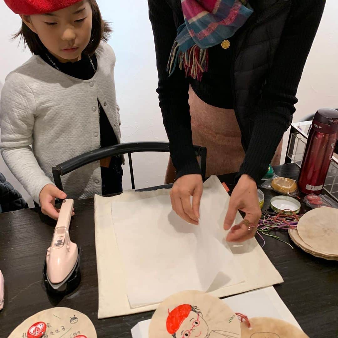 五月女ケイ子のインスタグラム：「長居してます。ろうけつ染体験をさせていただいてます。 #peacecard」