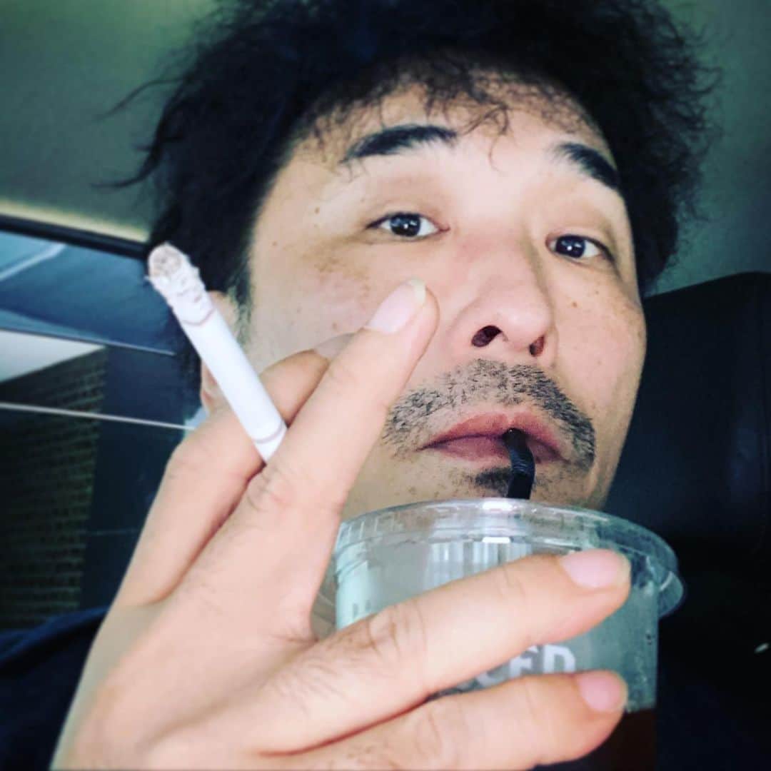 関智一のインスタグラム：「小休止♬  #ファミマ #休憩」