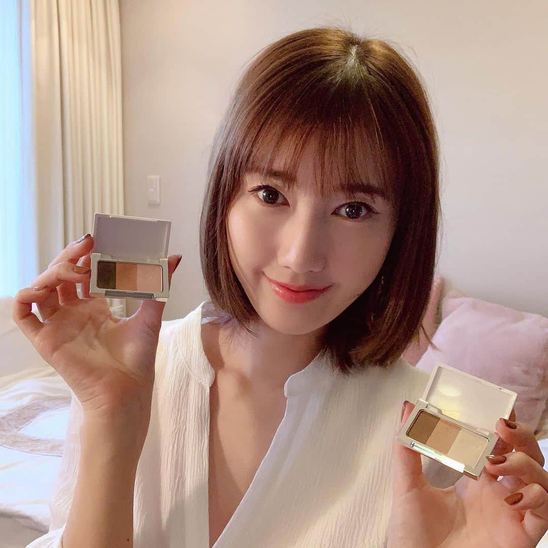 多岐川華子さんのインスタグラム写真 - (多岐川華子Instagram)「化粧品にも微量ですが金属が含まれていて。 （色素として使われている酸化鉄の中に、コバルト、ニッケル、クロムなどの金属がほんのわずかですが含まれています。） 同じ人でも、体調や季節、乾燥など色んな要因で大丈夫な時もあれば、かぶれたり痒くなってしまう事も。  以前、目元のアイシャドウを塗った部分だけ 腫れ上がりかぶれて大変なことになった時がありました。 その時は、花粉や肌の極度の乾燥などなどが重なって出てしまったのだけど もうビックリでした😳‼️ . そこで色々と調べ アクセーヌのアイシャドウに辿り着きました✨ このアイシャドウは、かぶれやアレルギーの原因となる色素と酸化鉄を透明な薄膜シリカで包み込むことにより、アレルゲンになり得る物質が肌に直接触れないようコーティングされている！という物。  お気に入りの色はナチュラルオレンジ🍊 ハニーブラウンも好きです。 最近は、ナチュラルオレンジのオレンジとピンクを混ぜて（オレンジ多め）アイホールに。 涙袋の辺りと眉の下？にハニーブラウンのホワイトをのせてます。  言葉ではなかなか難しいので 大体こんな場所に塗ってるよ、というのは動画見てね . #アクセーヌ#アイシャドウ#アクセーヌアイシャドウ#化粧品#肌に優しい#肌荒れメイク#オレンジアイシャドウ#ブラウンアイシャドウ#メイク動画#メイク#セルフメイク#金属アレルギー#美容#敏感肌#乾燥肌#肌荒れ#化粧かぶれ#makeup @acseine_jp」10月22日 15時37分 - hanako__official