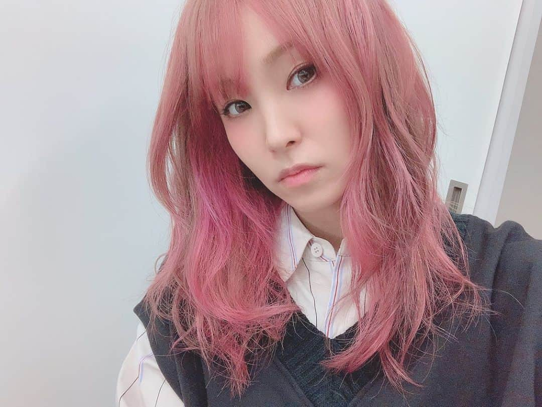 LiSAさんのインスタグラム写真 - (LiSAInstagram)「湿気で巻いても巻いても髪型まとまらないわ💇‍♀️ #サイン会　#紅蓮華」10月22日 15時42分 - xlisa_olivex