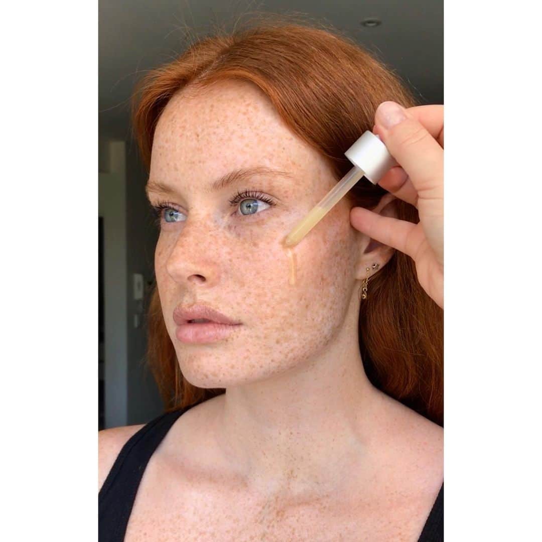 Ania Milczarczykさんのインスタグラム写真 - (Ania MilczarczykInstagram)「I love when skin looks like skin, in order to use less on the base I put in some ground work and let the skin care do all the heavy lifting. Starting off glam using a product such as @dermalogicaaus biolumin-c serum which brightens, firms and calms the skin means that the makeup sits on the skin better and I can get away with a super sheer finish showing off all of @madeleinehhunt ‘s INCREDIBLE freckles!! #dermtribe // @fivetwentymgt」10月22日 15時57分 - aniamilczarczyk
