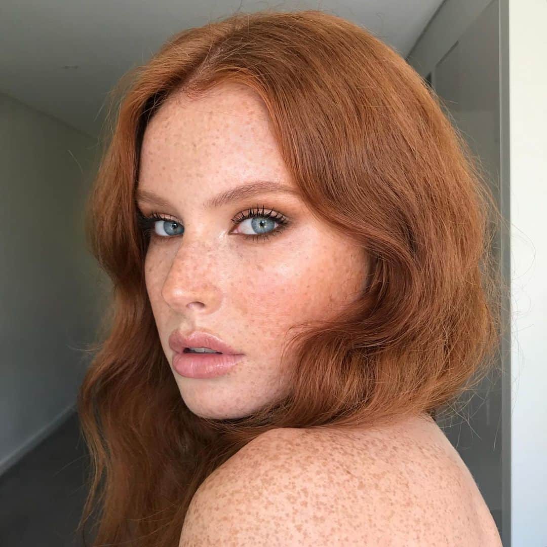 Ania Milczarczykのインスタグラム：「I love when skin looks like skin, in order to use less on the base I put in some ground work and let the skin care do all the heavy lifting. Starting off glam using a product such as @dermalogicaaus biolumin-c serum which brightens, firms and calms the skin means that the makeup sits on the skin better and I can get away with a super sheer finish showing off all of @madeleinehhunt ‘s INCREDIBLE freckles!! #dermtribe // @fivetwentymgt」