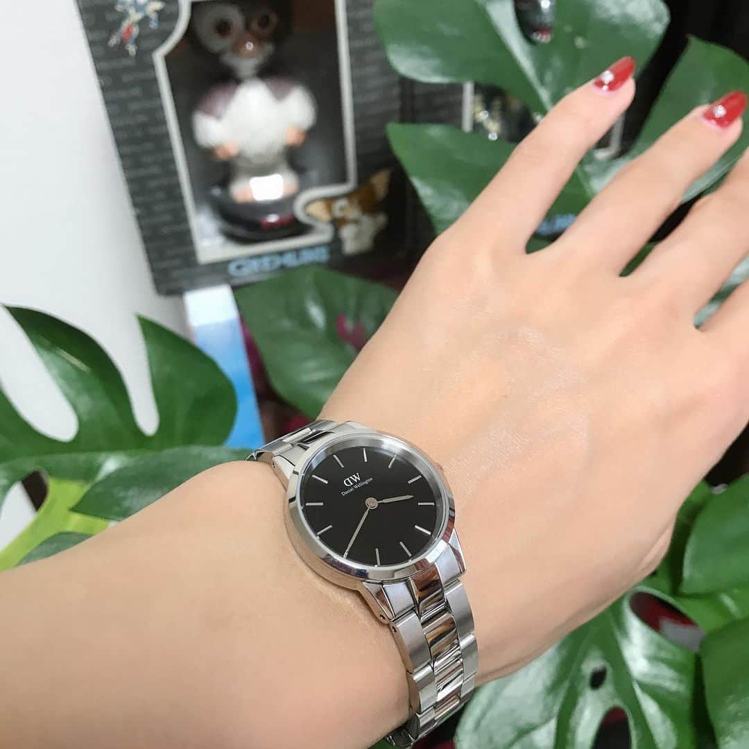 TsurutaHitomiさんのインスタグラム写真 - (TsurutaHitomiInstagram)「こういうベルトの時計探してた〜🥰ダニエルウェリントンの新作アイコニックなデザインで使いやすい🥳 10月31日まで、腕時計の購入で、ギフトラッピングが期間限定で無料だって🎁  15％OFFのクーポンコード👉🏿hiromi01（12/31まで有効、公式サイト使用のみ） #ダニエルウェリントン #DW新作」10月22日 16時10分 - hiromi_tsuruta