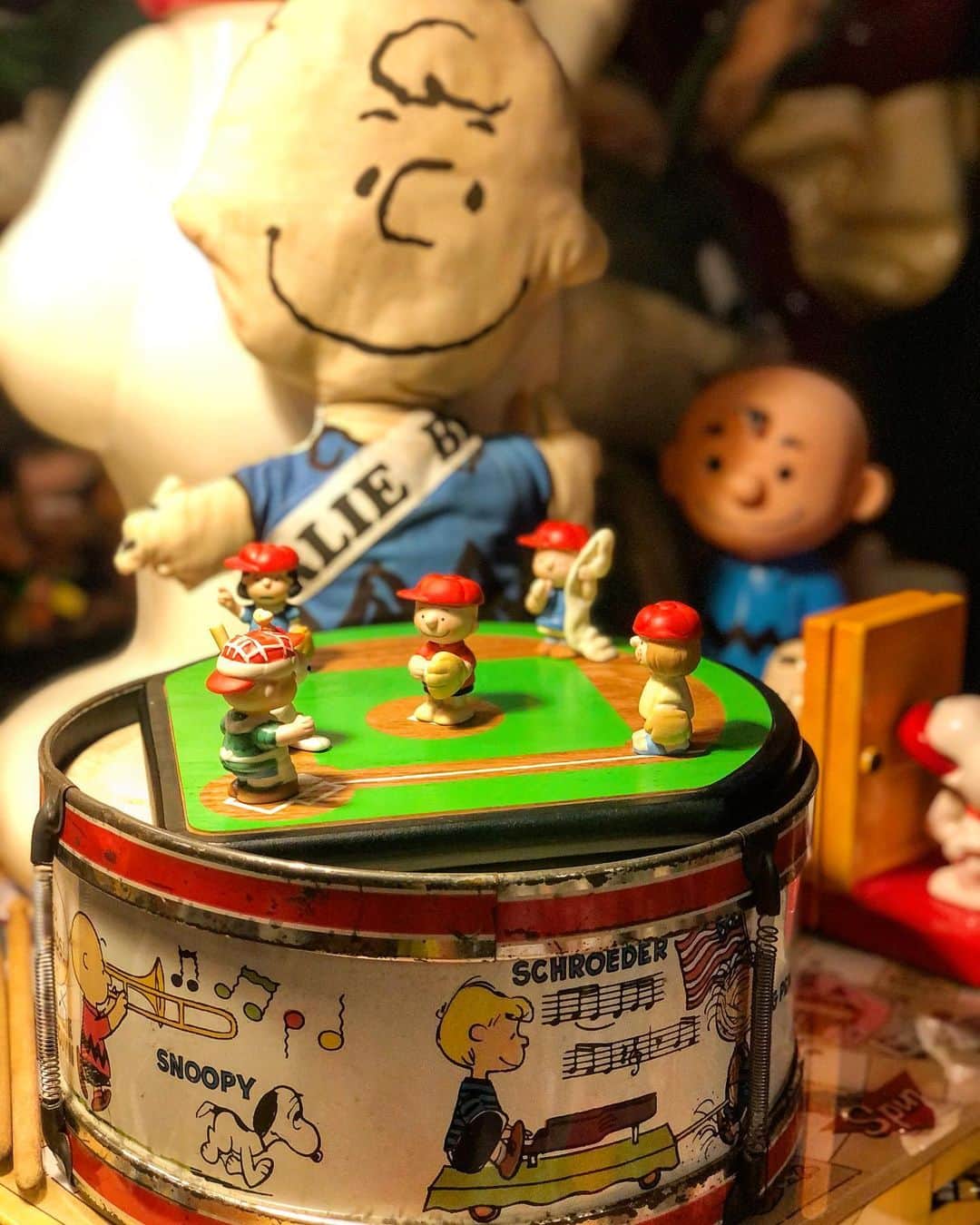 大川知英のインスタグラム：「88's Willitts Peanuts Baseball Series Baseball field & figures⚾️ プレイボール❗️👨🏽‍✈️部屋野球を楽しんでる🤡 #peanuts#willitts#baseball #部屋野球 #88s#プレイボール#野球シリーズ良き #amecajiboys #takatsubas#アメトイ部 #アメトイキャプテン」