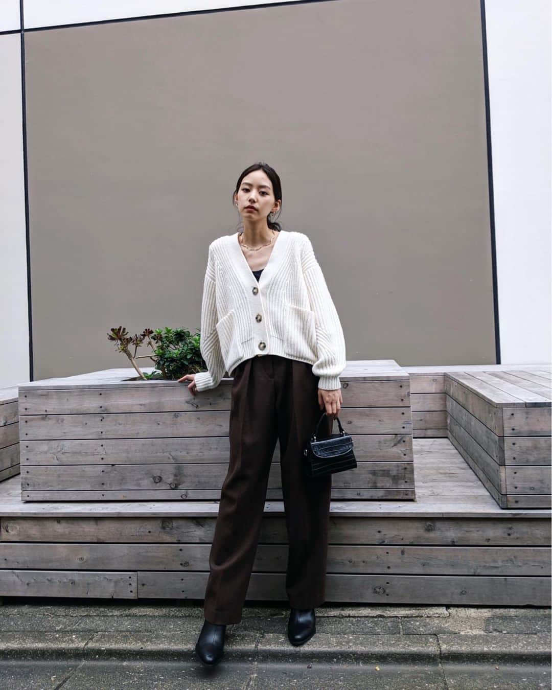 Shiho Sasakiのインスタグラム：「ニット1枚で出掛けられる季節最高🧡 かっぽりサイズのカーデはトップス感覚で着れる丈が可愛い🙆‍♀️ 東京もやっと雨が止んだね⛅️ #MOUSSY#MOUSSYSNAP #pixelで撮影#team_pixel#baroque_pixel」