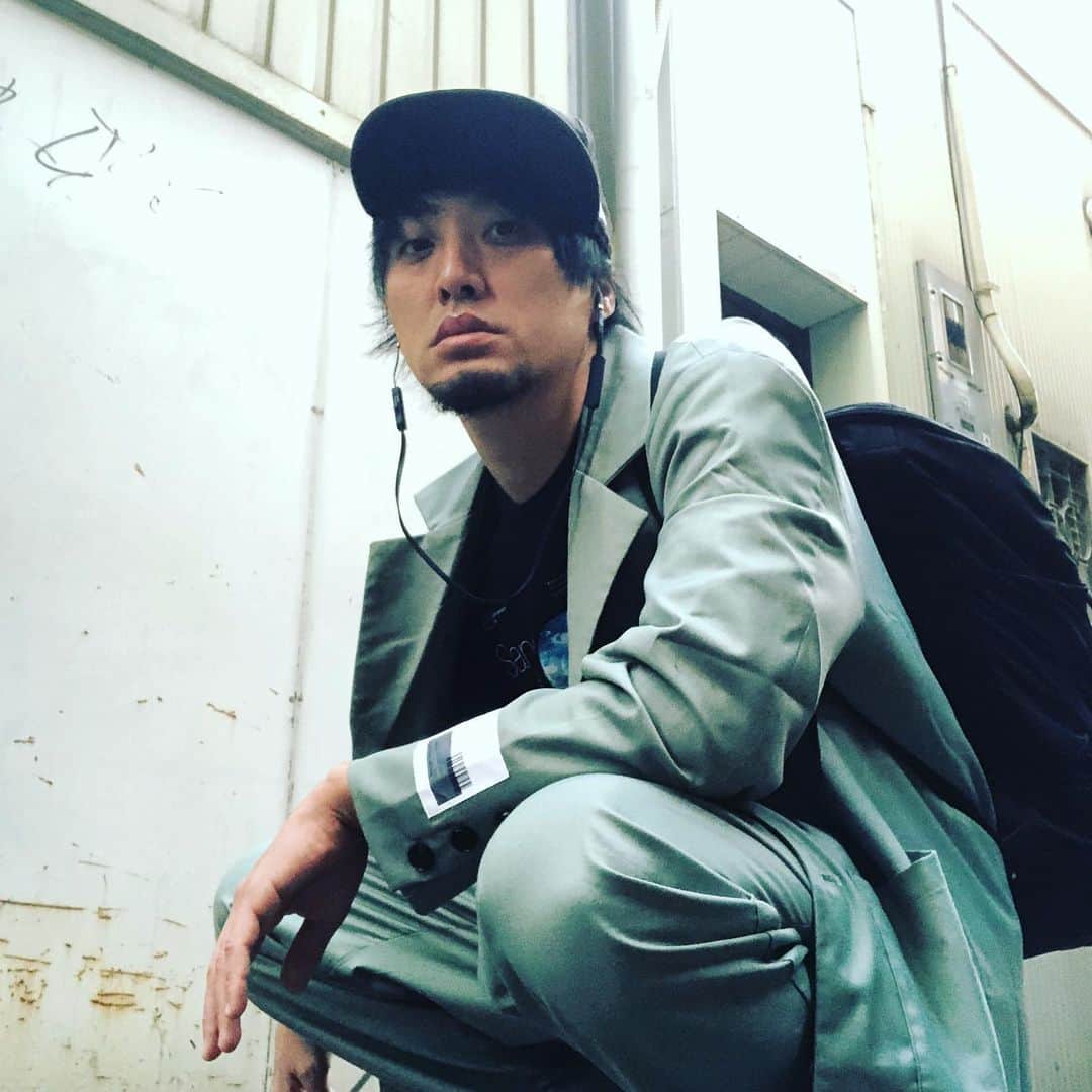 のインスタグラム：「11月16日（土） 守谷日和さんとのツーマンライブ 『ビーバックハイスクール』 17時にZAZAやねん。 来てちょ。 ついでに作業着みたいなセットアップ、衣装で買ったけど私服にすることにしたことをご報告します。 昨日のオールナイトの残骸を添えて。」