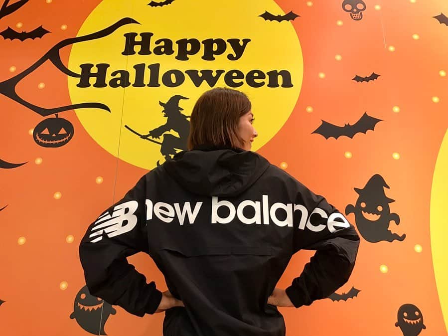 西谷綾子のインスタグラム：「✴︎ NBウインドブレーカージャケット♡ バックプリントが可愛すぎる😍🎀✨ ・ @new_balance_japan  #newbalance #jacket #apparel  #fashion  #ニューバランス #ジャケット #秋冬  #happyhalloween 🎃👻」