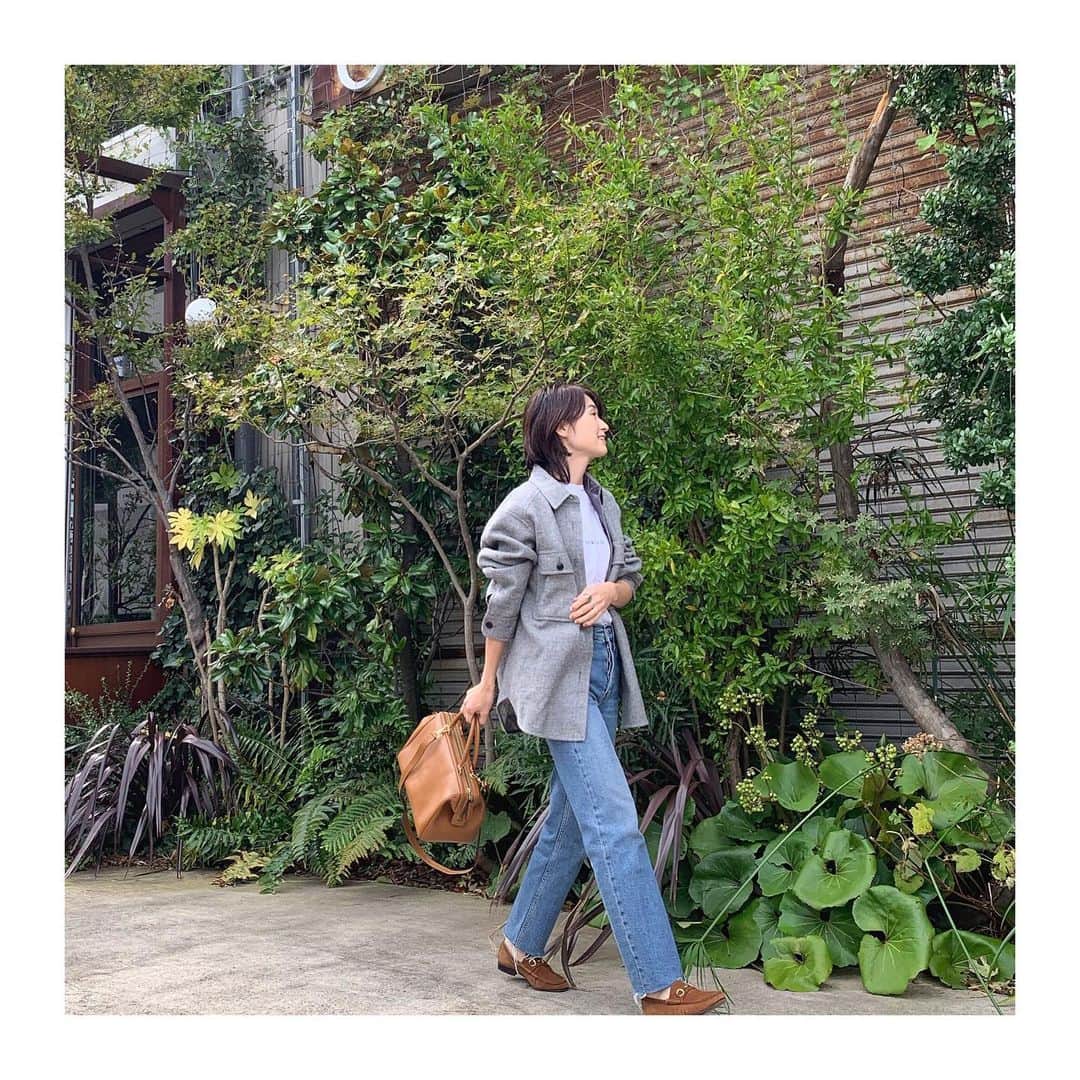のインスタグラム：「先日のお仕事style。 いつもの服に今年らしいCPOジャケットを羽織って。 . #wakameswardrobe #秋コーデ #cpoジャケット . ジャケット…#yleve  Tシャツ…#R デニム…#redone バッグ…#vintage #celine 靴…#vintage #gucci」
