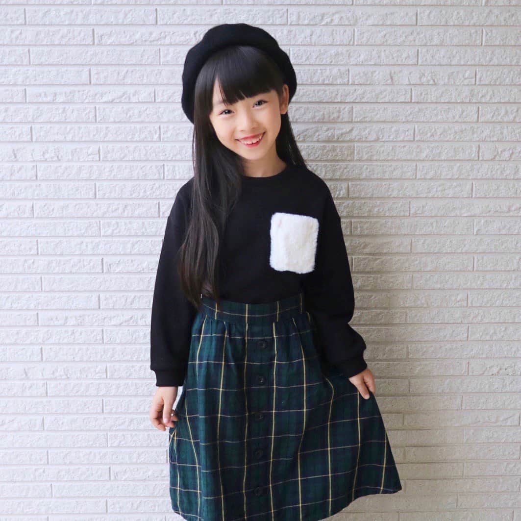 Akiのインスタグラム：「10/22 ・ 娘の恋愛事情👧🏻💘 ・ 「ねぇ、ママ。」 「さきちゃんさ…あのさ…」 「今日〇〇くん(好きな人)にギュッてしちゃった！」 「キャー！キャー！恥ずかしいー！」 ・ ・ 今何て…？ ギュッ？ハグですか？ ・ それ相手方の了解は得てますか？ 訴えられたりしないですか？ 大丈夫ですか？← ・ ・ お相手の男の子は 拒絶することなく受け入れてくれたそうで😌 ・ でもその男の子ね イケメンがゆえに大人気 ・ クラスみんながライバルみたいなもの ・ ・ その男の子は 👦🏻「嫌いな子はいないよ。みんな大好きだよ！」 と平和主義の中身までイケメン ・ 一方娘は 👧🏻「どうしても〇〇くんと結婚したい。」 👧🏻「一緒に暮らしたい。」 ・ と超肉食系の過激タイプ ・ ・ 頑張れ娘☺️✊ ・ ・ そんな肉食系女子の勝負服がこちら💁‍♀️← ・  @gu_for_all_ の 裏起毛ファーポケットスウェット👚 ・ ・ 思わず触りたくなる ふわふわのファーポケットと 着心地抜群のスウェット これで彼もイチコロ☺️💘← ・ ・ ・ #gu_for_all#GUstyle#gupr#gukids#スウェット#ウラキモウファーポケットスウェットPO」