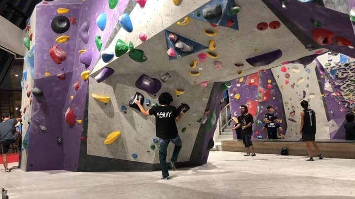 ハキム・カスバンのインスタグラム：「⁣ Set this a couple of days ago and I’m quite happy with how it turned out, not too easy, not too hard. Campus moves for flexing a little flair and a more technical sequence up to the top.⁣ ⁣ Haven’t posted in awhile, been busy and focused on training for the Asian Climbing Championships (amongst other things) the last month or so. Also very exhausted but it’s been a very, very fulfilling period in my life.⁣ ⁣ Also these new pants arrived in the mail yesterday, thank you @heavypon @heavy.japan 🙏🏼⁣ ⁣ 📹: @berizified⁣ ⁣ #heavyjapan #tokyopowder #climbing #bouldering #climbinglife #streetwear」