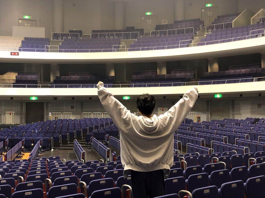 岩岡徹のインスタグラム：「全国の皆さんありがとうございました🙏🏻 お陰様でホールツアー無事完走できました✌️ Da-iCE初めてのBEST TOUR、どの公演も本当に楽しく、皆さんとより仲良くなれた気がしています🤝  また皆さんとお会いできることを心から願っています🎲  #thanks #6面ちゃん #熊本振替公演ももちろんbestで🎲」