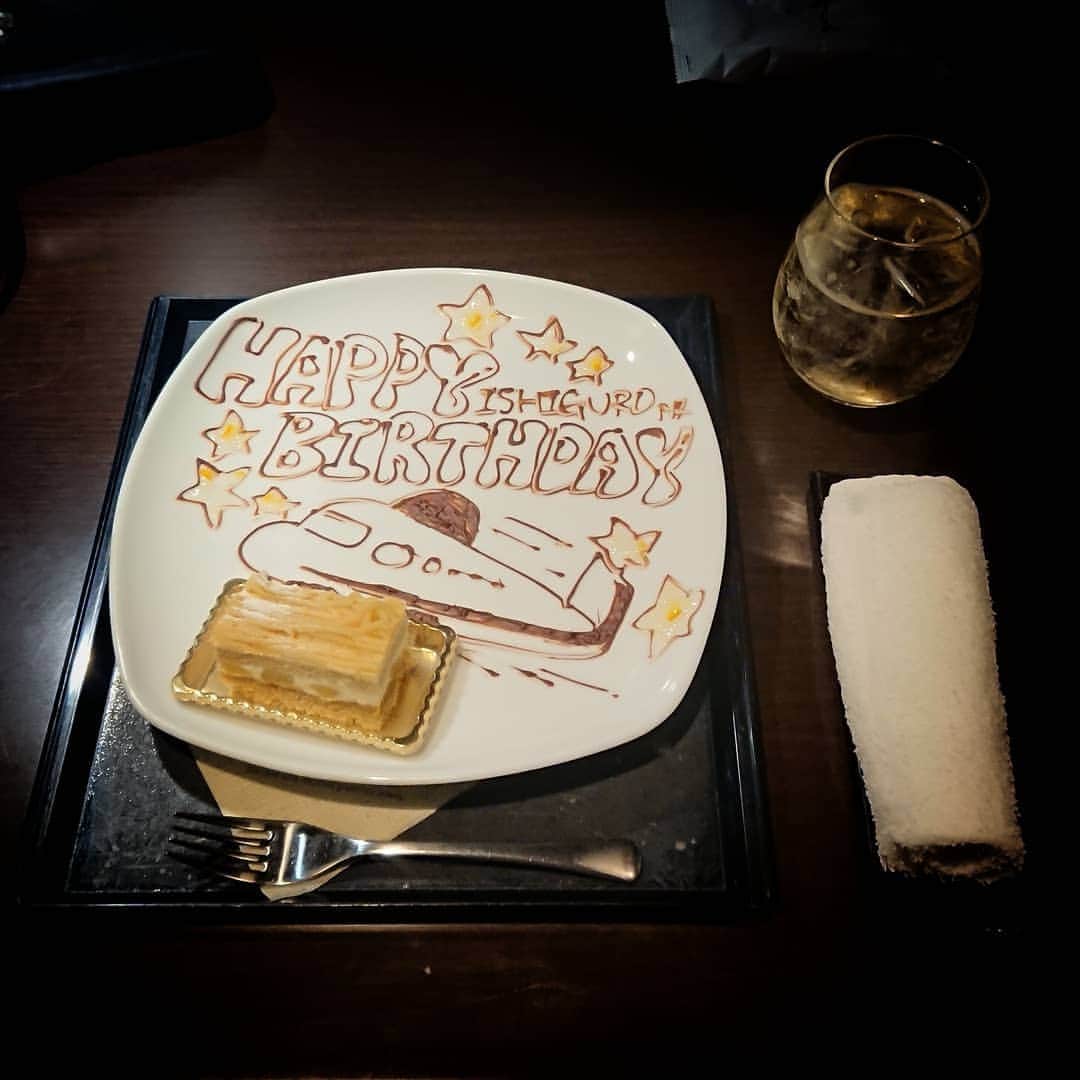石黒浩のインスタグラム：「Birthday in an airport」