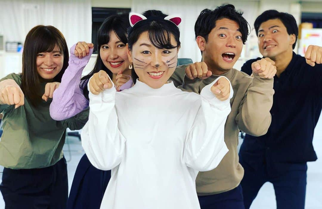 工藤淳之介さんのインスタグラム写真 - (工藤淳之介Instagram)「水曜見ナイトなどを担当する テレビ制作部の女性D。  大学の先輩でもある彼女が 祝日の夕方に急にこの姿で 局に現れたので何事かと思い その瞬間半径10m以内にいた スタッフに声をかけ 思わずみんなで猫になった1枚。  詳細は本日のゆうなびで 放送されてました。 復活したお祭りも先輩の取材も 是非続けてほしいです😆  #90年ぶり #復活 #新潟市南区 #白根 #白猫行進曲 #白根子踊り #白猫 #白根っ子  #即位礼正殿の儀 #仮装　　で #お祝い #にぎやか  #起源 #白根大火 #復興祈願  #水曜見ナイト #ゆうなび  #bsn #アナウンサー #猫ポーズ #若手 #素晴らしい #ノリがいい #工藤淳之介」10月22日 22時14分 - kudojun_nosuke_bsn