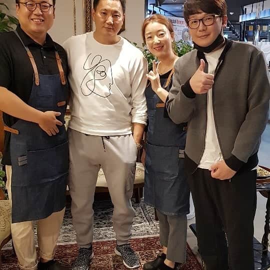 キム・ガンヒョンのインスタグラム：「찬일이형 덕분에 맛있는 저녁도 먹고 좋은시간 보내고 왔습니다.. 더원형도 10년만에 종로에 오는거라고~~신나셨어~~^^ #미도인 #종로타워B2층 #가수더원#김강현 #종로맛집 #종각역3번출구」