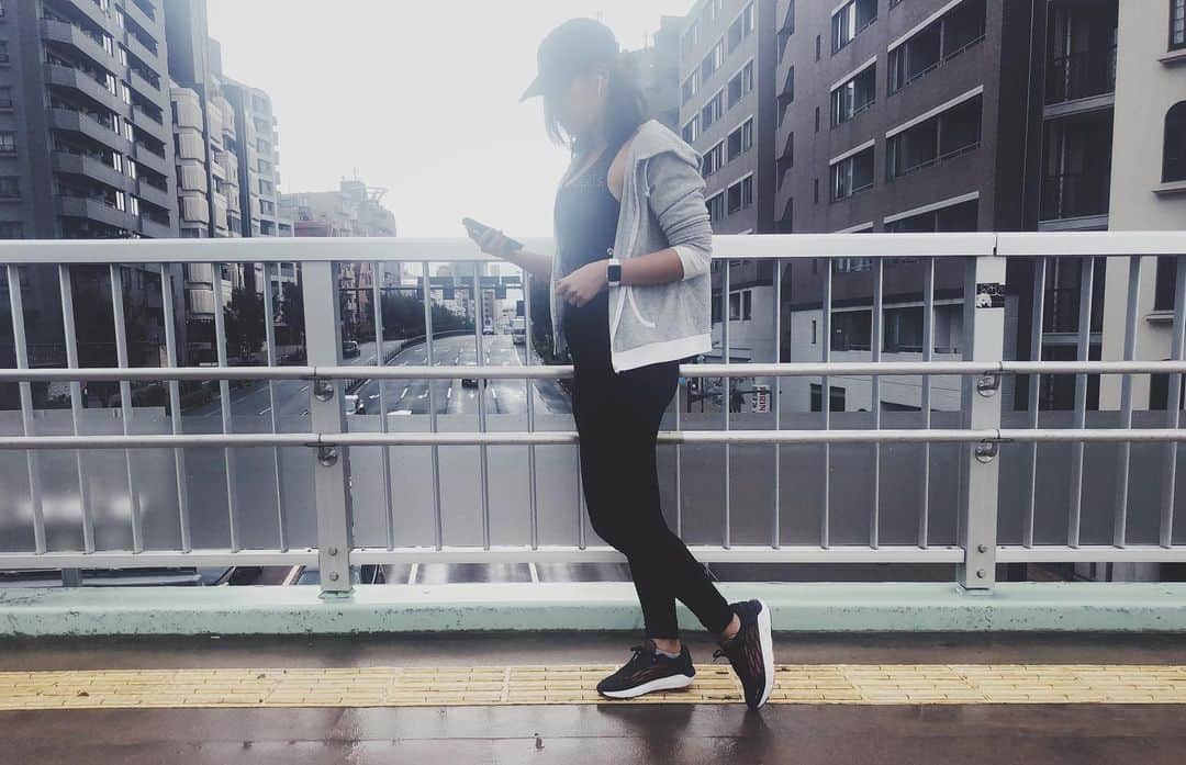 古渡奈々子のインスタグラム：「祝日、雨、秋、ジム、考え事…  #即位礼正殿の儀 冷たい雨が13時前には一度止み 晴れ間が見えて 虹が出て 富士山の初冠雪 素晴らしい偶然 ここまで重なると必然のように思える . そしてまた週末の台風 . .  #美術館巡りがしたい #ひたすらアートな日を作ろうそうしよう #あと本ばかり読む日もつくりたい #時間はあるはず #特に内容のない投稿です #写真好きな人と繋がりたい  #photooftheday」
