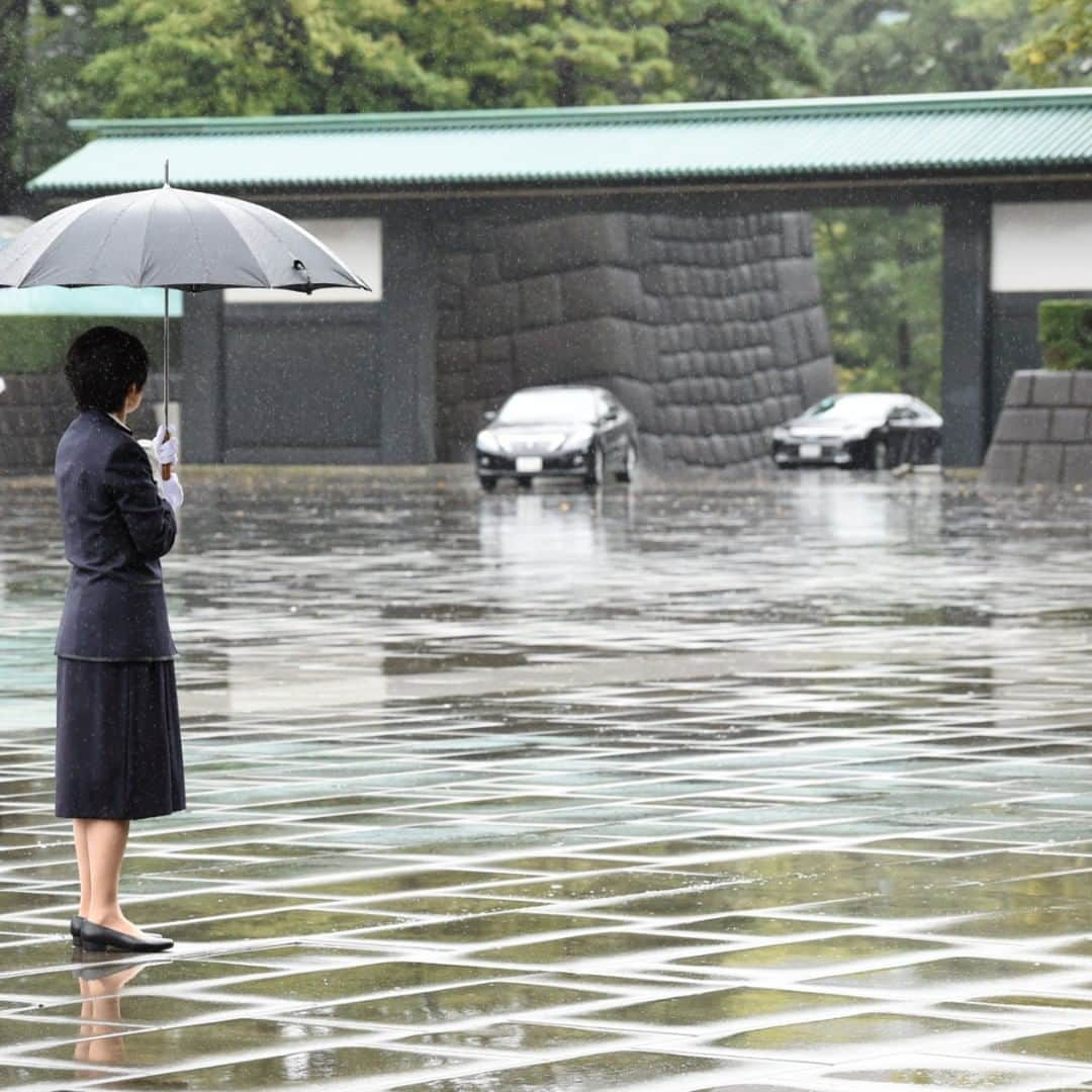 日本経済新聞社さんのインスタグラム写真 - (日本経済新聞社Instagram)「雨の中即位礼正殿の儀が行われる宮殿に入る参列者が乗った車＝藤井凱撮影 #天皇 #天皇陛下 #皇后 #皇后陛下 #皇室 #皇居 #日本 #日経 #日経写真映像部 #写真 #令和 #ドキュメンタリー #雨 #royal #emperor #empress #tokyo #photo #photography #photographer #nikkei #Japan #documentary #photojournalism #rain」10月22日 16時50分 - nikkei