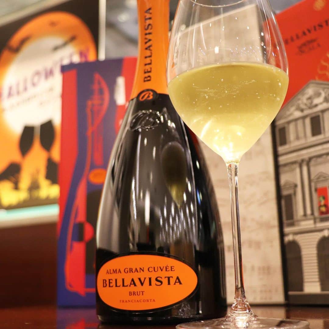 ワイン専門店エノテカ公式アカウントさんのインスタグラム写真 - (ワイン専門店エノテカ公式アカウントInstagram)「フランチャコルタの名門、ベラヴィスタが手掛けるスタンダードキュヴェ“アルマ・グラン・キュヴェ・ブリュット”。﻿ ﻿ ワイン名にある「アルマ」とは「愛情のこもった」という意味で、ベラヴィスタが持つ素晴らしいテロワールへの敬意を込めて名付けられました。﻿ ﻿ こちらのワインを含む、ベラヴィスタ4種の飲み比べを楽しむ豪華イベントが二子玉川店にて10/26(土)、27(日)に開催されます！﻿ ﻿ かぼちゃのランタンを思わせるラベルデザインのフランチャコルタで乾杯して、大人のハロウィンパーティーを楽しんでみてはいかがでしょうか？🎃﻿ ﻿ ※ご予約を承っております。売り切れの際はご了承ください。﻿ ﻿ ▼お問い合わせは店舗まで﻿ ワインショップ・エノテカ 二子玉川東急フードショー店﻿ 03-5717-3334﻿ 営業時間 10:00～21:00﻿ ﻿ ▼お買い物はプロフィールのリンクから﻿ @enoteca_wine﻿ ﻿ #エノテカ #enoteca #enoteca_wine #wine﻿ #bellavista #ベラヴィスタ﻿ #イタリアワイン #ロンバルディア #フランチャコルタ﻿ #ハロウィン #ハロウィンパーティー #大人のハロウィンパーティー﻿ #ワイン #ワイン好き﻿ #エノテカ二子玉川店 #二子玉川東急フードショー #二子玉川ライズ」10月22日 17時02分 - enoteca_wine