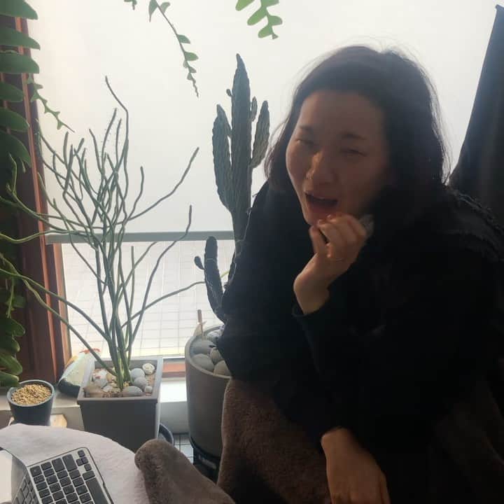 チャン・ユンジュのインスタグラム：「#방구석1열 덕분에 매일같이 영화를 봅니다. 근데 전 힘들고 무서운 영화를 잘 못봐요. 😭😭😭😭😅😅 #눈물샘폭팔  #친구나난집에서영화보다가  #미스봉이미스백에게  #근데우는거좀웃기다ㅋㅋ」