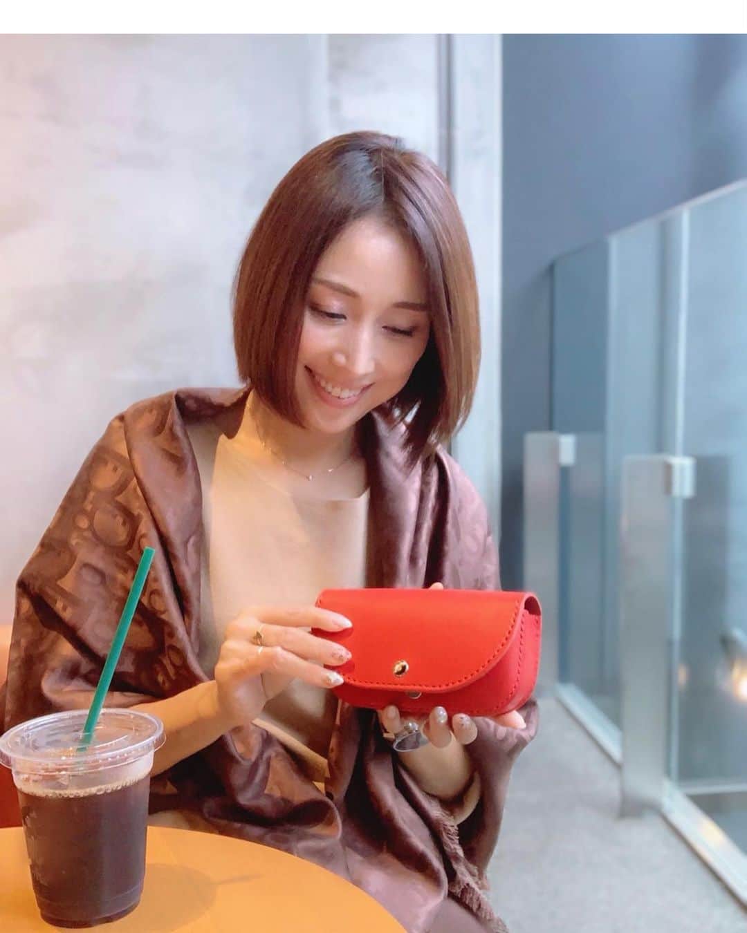 宮田綾子さんのインスタグラム写真 - (宮田綾子Instagram)「ハイヒールLOVERS Ayako⁑  レザークラフトのワークショップで作った赤い小物入れ❤️ 縫い目、なかなか綺麗だなぁー笑 国産の革って手触りがとてもなめらかで、色も綺麗！使い込んでいくうちに革の風合いも味が出てきて、ますます自分のオリジナルって感じになる♪ 名刺入れやミラーなど細々した小物をいれてるよ @japanleatherpride  #日本革市 #japanleatherpride #日本タンナーズ協会 #革 #レザー #レザークラフト #皮革 #革製品 #革好き女子 #leather #本革 #天然皮革 #国産 #国産天然皮革 #メイドインジャパン #日本の革 #madeinjapan #タンナー #PR #ハンドメイド #手作り」10月22日 16時56分 - ayako__miyata