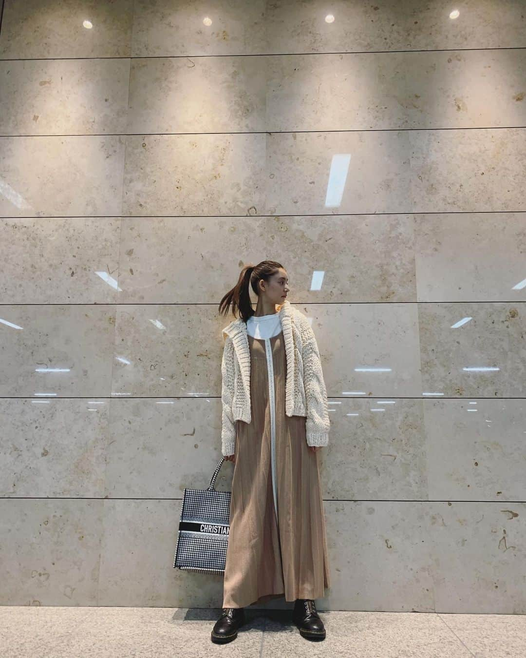 新木優子さんのインスタグラム写真 - (新木優子Instagram)「私服 knit cardigan : @amerivintage  tops : @public_tokyo  onepiece : @snidel_official  shoes : @drmartens_japan  bag : @dior  今日は寒いですね、、、⛄️ 皆さま暖かくしてお過ごし下さいね！」10月22日 16時58分 - yuuuuukko_