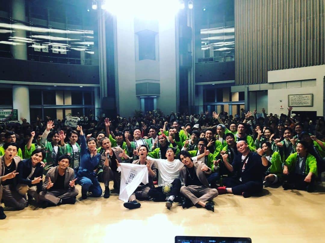 HIROYUKIのインスタグラム：「2019.10.19 KSUGAI宵サミット@春日井文化フォーラム前 メインステージ  メンバーのYU君とRYO君の地元のお祭りでゲスト出演させて頂きました✨✨ 少し雨が降っていましたが会場のみんなが盛り上がってくれたお陰で天候も気にせずライブができました🎙✨ AZUさんと「smile in your face」をコラボさせて頂きとても濃い一日でした🎶 久しぶりのDriver's High、そしてClap!でコラボしてくれたキッズダンサーのみんなも最高の笑顔と素敵なダンスをありがとう🕺✨ 来てくれたみんな、ありがとうございました🔥✨ #bridget #azu #春日井祭り #双子の地元」