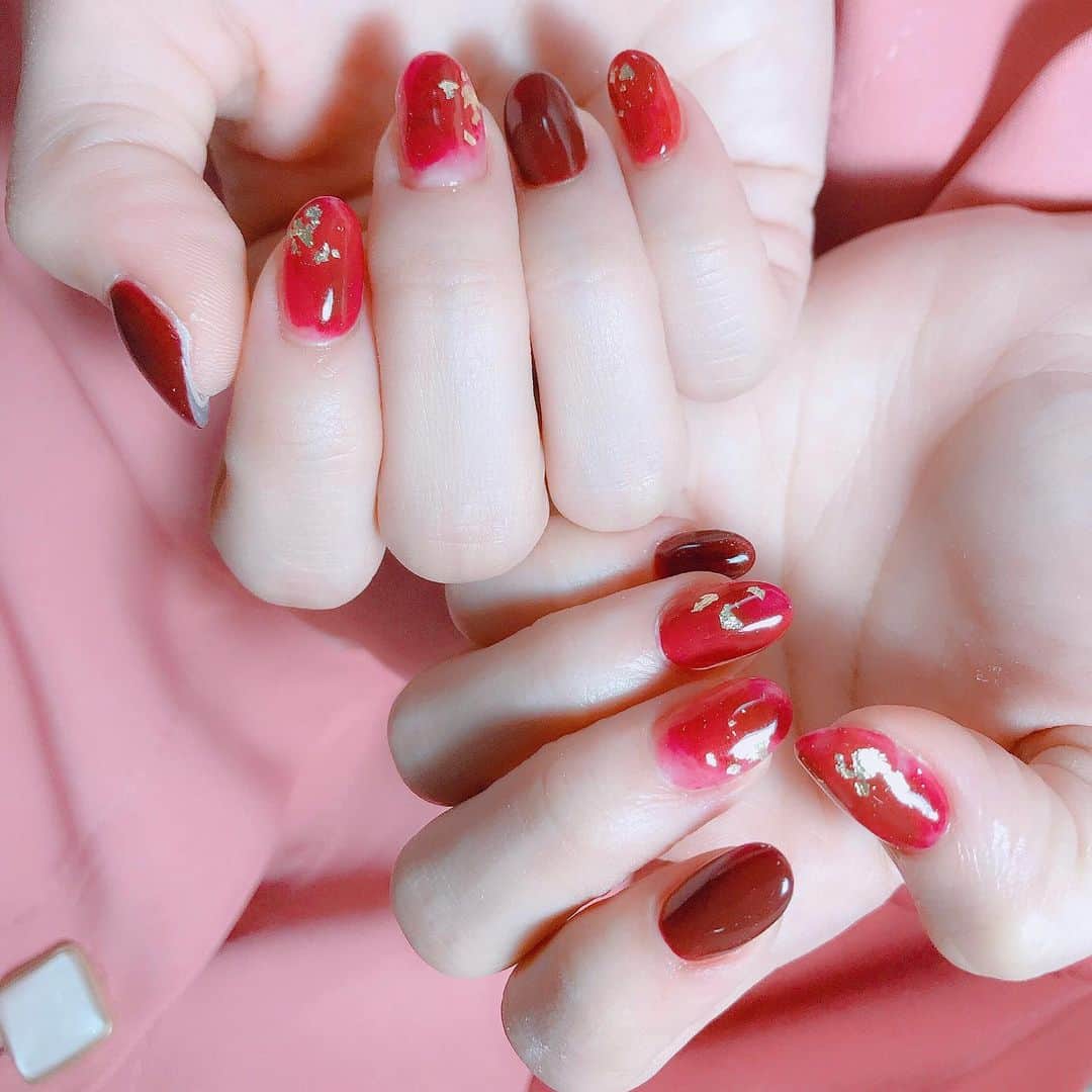 なかやまちえこのインスタグラム：「ニュアンスレッド💫 PREGEL いちじく（906）、800 PREGELミューズ マザーズレッド 金箔 #nail #nails #nailart #ネイル #美甲 #ネイルアート  #clou #nagel #ongle #ongles #unghia #japanesenailart #manucure #네일 #젤네일 #네일아트 #네일리스트 #japanesenails #manicurist #gelnails #أظافر #rednails #ニュアンスネイル #赤ネイル #新垣里沙 さん」