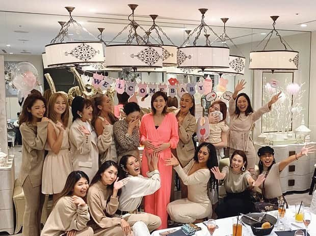 菅又菜摘（ナツ）さんのインスタグラム写真 - (菅又菜摘（ナツ）Instagram)「welcome baby!👶🏻💕 @rairairaika surprise baby shower🍼 #babyshower #surprise #party #babyshowerparty #dresscode  #welcomebaby #rairairaika #baby #love #girls #thestringsomotesando」10月22日 17時05分 - kogenatsu920