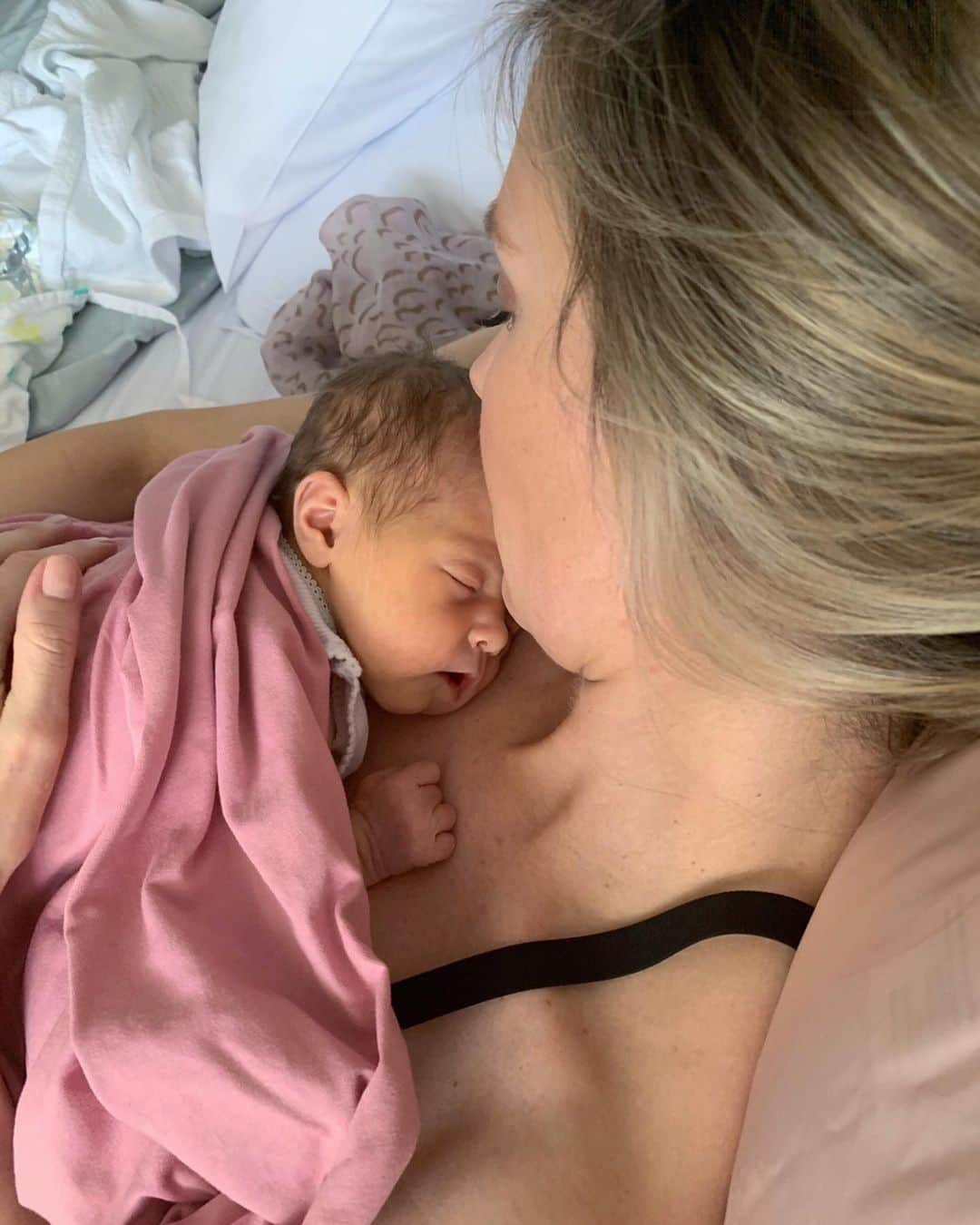 のインスタグラム：「Frankie Violet Hawkins Wall 💓💗💗💕✨ Dream come true! So thankful to be holding our beautiful healthy baby girl! We couldn’t be more in love. @jakewwall」