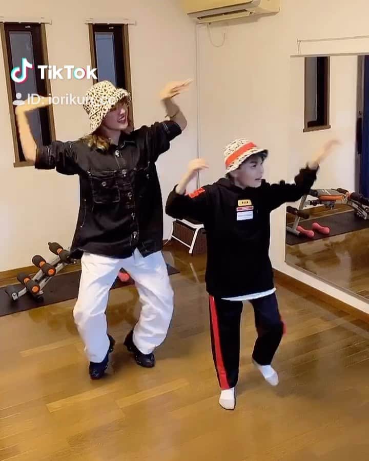 のインスタグラム：「現役プロダンサーあいちゃんと ラタタダンス\(//∇//)\ 最後で間違えるいおりくん(T ^ T) #いおりくんtv #あいちゃん #しぃしぃtv #ラタタダンス #三代目 #三代目jsoulbrothers #usjハロウィン #tiktok #tiktokjapan #ホラーナイト #ユニバ #usj #秋服コーデ #秋服 #楽しい #優しい #嬉しい #大好き #msgm #ストリートファッション」