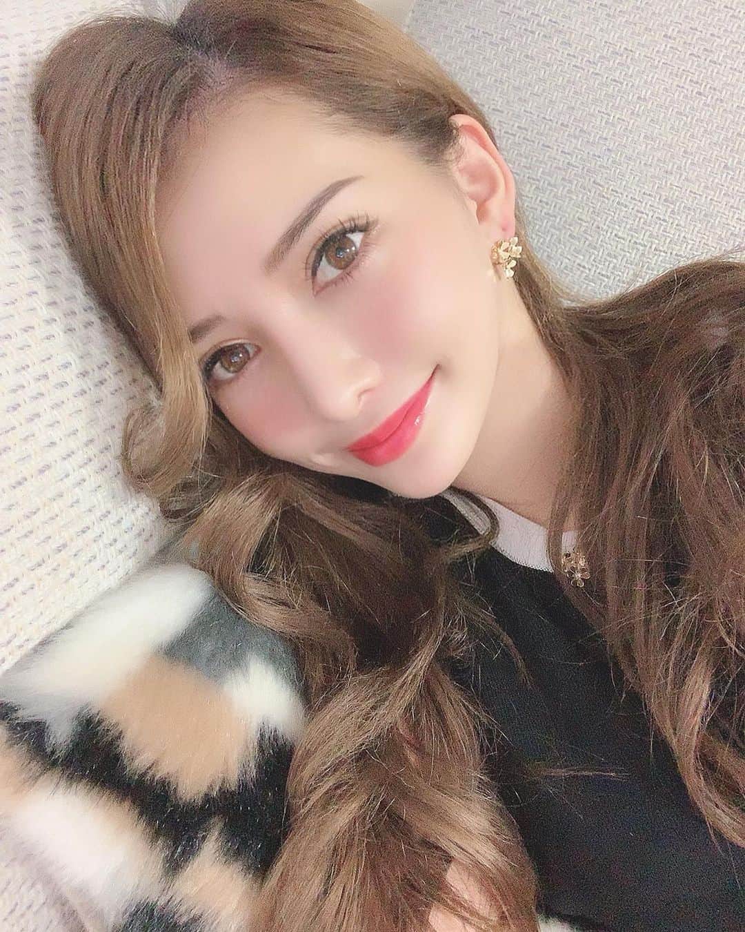 のインスタグラム：「ごろごろ〜🐱 . 最近美容のこといっぱいしてる❣️ 毎月欠かさず行ってるのは @venus_beauty_clinic 💗 受けてるメニューは【ハイドラフェイシャル,プラズマシャワー,高濃度ビタミンC点滴】です🍋 本当お肌に関しては継続が大事だと思う❣️ . . swipe➡︎2枚目は  @dazzy_clinic で受けた美容針✨ 顔の浮腫み取るなら絶対マッサージより美容針が良いと実感しました🧸 針最強説がやばい🔥 いつも半分くらい目が閉じかかってるんだけど（笑）終わった後目がカッて開いて視界が開けたの感動（笑） . . #dazzyclinic #デイジークリニック #ゴルハリ #venusbeautyclinic #ハイドラフェイシャル #プラズマシャワー #美容皮膚科 #vancleefarpels #vancleef」
