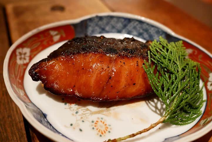 福岡グルメ 福岡ランチ「デビログ」さんのインスタグラム写真 - (福岡グルメ 福岡ランチ「デビログ」Instagram)「小腹が空いたので、薬院にある『ろばた五（ごん）』へ。 場所はちょうど警固小学校の斜め前くらい。日曜日の21時すぎなのに満席！こりゃすごい人気だ👍 北海道の白い山わさびがのった「でんせつの板わさ」は提供された瞬間からわさびのいい香りが🙆‍♂️ ごま油と塩味が効いてる「極上キモあぶり」は肝がでかいし、やわらかい👌 はい、今回の主役！「#名物焼おにぎり （イクラのせ）」は映えるよ～😊 なぜだか、自分のInstagramの中で焼おにぎりのpicがめちゃ人気なんで、またやってしまった(*´σｰ｀)ｴﾍﾍ . メニュー、他pic、内観などは「デビログ」に掲載しています。 サイトを見る場合はブラウザで「デビログ」で検索👉 . #ろばた五 （ごん） #福岡市中央区薬院 2-17-26 1F 092-711-5455 17:00～23:30 (LO) 日曜日営業 不定休 ※カード可 . ♦️福岡グルメ 福岡ランチを検索できるブログ は「デビログ」で検索👉 ♦️マニアックな情報や本当に美味しいお店情報なら「もっとデビログ」で検索👉 . #薬院グルメ #福岡炉端焼き #福岡居酒屋 #焼おにぎり  #インスタグルメアワード2019 #ろばたごん #福岡 #博多 #fukuokapics #fukuoka #fukuokacity #hakata #fukuokarestaurant #fukuokagourmet #IGersJP #ig_japan #福岡レストラン #福岡飲食店 #福岡グルメ #福岡ランチ #福岡ごはん #福岡ご飯 #食べログ福岡 #福岡飯 #福岡食べ歩き #インスタグルメ」10月22日 17時25分 - devi_takahashi