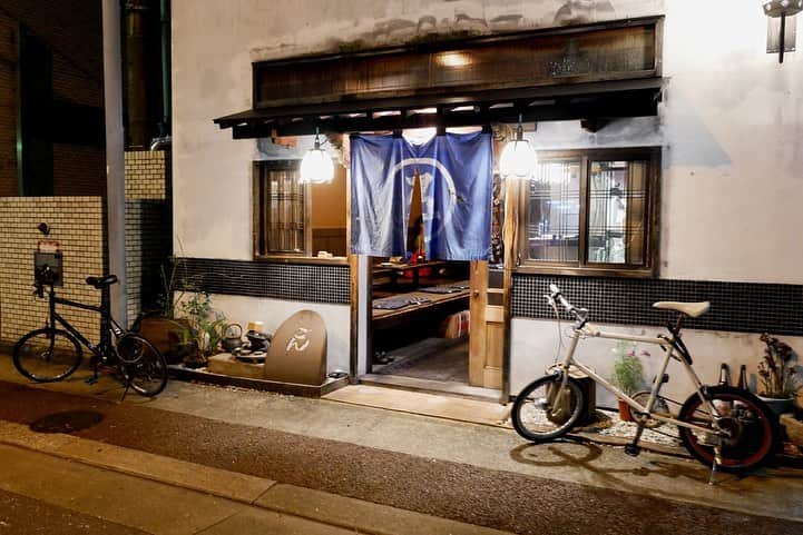 福岡グルメ 福岡ランチ「デビログ」さんのインスタグラム写真 - (福岡グルメ 福岡ランチ「デビログ」Instagram)「小腹が空いたので、薬院にある『ろばた五（ごん）』へ。 場所はちょうど警固小学校の斜め前くらい。日曜日の21時すぎなのに満席！こりゃすごい人気だ👍 北海道の白い山わさびがのった「でんせつの板わさ」は提供された瞬間からわさびのいい香りが🙆‍♂️ ごま油と塩味が効いてる「極上キモあぶり」は肝がでかいし、やわらかい👌 はい、今回の主役！「#名物焼おにぎり （イクラのせ）」は映えるよ～😊 なぜだか、自分のInstagramの中で焼おにぎりのpicがめちゃ人気なんで、またやってしまった(*´σｰ｀)ｴﾍﾍ . メニュー、他pic、内観などは「デビログ」に掲載しています。 サイトを見る場合はブラウザで「デビログ」で検索👉 . #ろばた五 （ごん） #福岡市中央区薬院 2-17-26 1F 092-711-5455 17:00～23:30 (LO) 日曜日営業 不定休 ※カード可 . ♦️福岡グルメ 福岡ランチを検索できるブログ は「デビログ」で検索👉 ♦️マニアックな情報や本当に美味しいお店情報なら「もっとデビログ」で検索👉 . #薬院グルメ #福岡炉端焼き #福岡居酒屋 #焼おにぎり  #インスタグルメアワード2019 #ろばたごん #福岡 #博多 #fukuokapics #fukuoka #fukuokacity #hakata #fukuokarestaurant #fukuokagourmet #IGersJP #ig_japan #福岡レストラン #福岡飲食店 #福岡グルメ #福岡ランチ #福岡ごはん #福岡ご飯 #食べログ福岡 #福岡飯 #福岡食べ歩き #インスタグルメ」10月22日 17時25分 - devi_takahashi