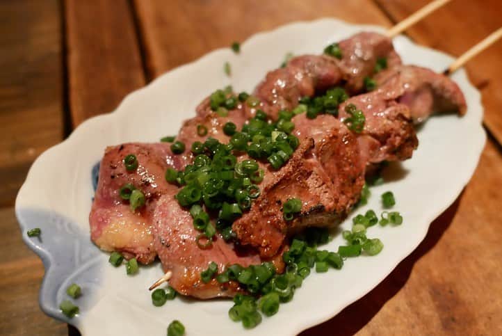 福岡グルメ 福岡ランチ「デビログ」さんのインスタグラム写真 - (福岡グルメ 福岡ランチ「デビログ」Instagram)「小腹が空いたので、薬院にある『ろばた五（ごん）』へ。 場所はちょうど警固小学校の斜め前くらい。日曜日の21時すぎなのに満席！こりゃすごい人気だ👍 北海道の白い山わさびがのった「でんせつの板わさ」は提供された瞬間からわさびのいい香りが🙆‍♂️ ごま油と塩味が効いてる「極上キモあぶり」は肝がでかいし、やわらかい👌 はい、今回の主役！「#名物焼おにぎり （イクラのせ）」は映えるよ～😊 なぜだか、自分のInstagramの中で焼おにぎりのpicがめちゃ人気なんで、またやってしまった(*´σｰ｀)ｴﾍﾍ . メニュー、他pic、内観などは「デビログ」に掲載しています。 サイトを見る場合はブラウザで「デビログ」で検索👉 . #ろばた五 （ごん） #福岡市中央区薬院 2-17-26 1F 092-711-5455 17:00～23:30 (LO) 日曜日営業 不定休 ※カード可 . ♦️福岡グルメ 福岡ランチを検索できるブログ は「デビログ」で検索👉 ♦️マニアックな情報や本当に美味しいお店情報なら「もっとデビログ」で検索👉 . #薬院グルメ #福岡炉端焼き #福岡居酒屋 #焼おにぎり  #インスタグルメアワード2019 #ろばたごん #福岡 #博多 #fukuokapics #fukuoka #fukuokacity #hakata #fukuokarestaurant #fukuokagourmet #IGersJP #ig_japan #福岡レストラン #福岡飲食店 #福岡グルメ #福岡ランチ #福岡ごはん #福岡ご飯 #食べログ福岡 #福岡飯 #福岡食べ歩き #インスタグルメ」10月22日 17時25分 - devi_takahashi