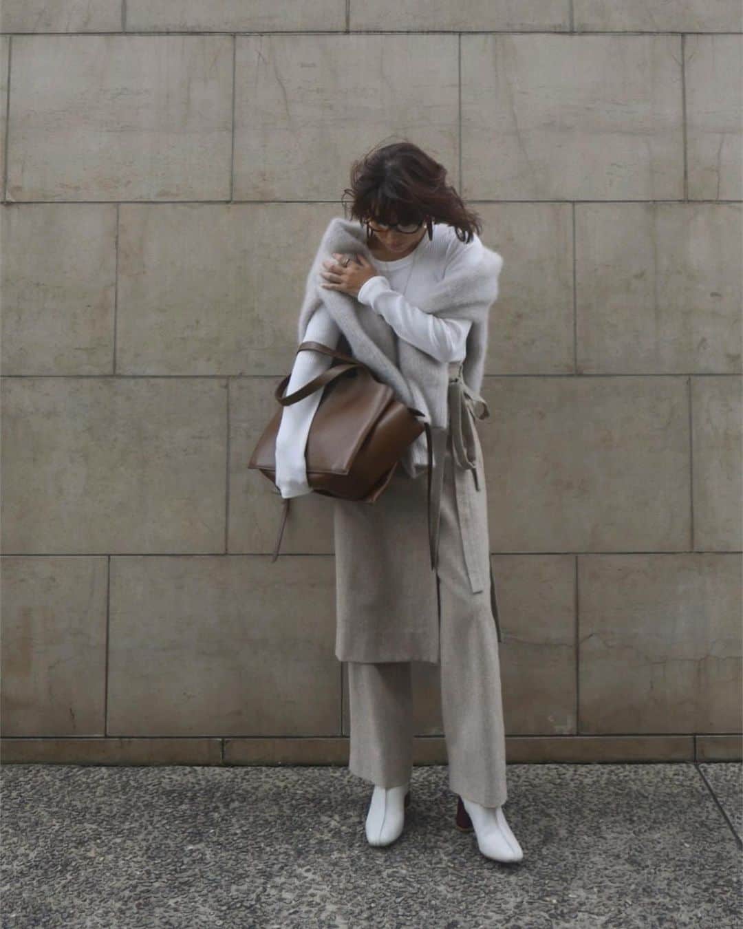 JUNNAのインスタグラム：「10月24日19時発売の新作の "レイヤードパンツ" 着回し。 このエプロン部分は取り外し可能で パンツ単品でも、エプロン部分単品でも使えます💪  リース人気も高くて、私もかなりのお気に入り💪  写真前半はホワイトブーツとブラウンのバック合わせ。 後半ブラックローファーとブラックバック合わせ。  洋服は買えずに小物だけ変えてみたよ！ バックやシューズを変えるだけで 色々な楽しみ方ができる✨ 日々156cmのMYバランスの研究🥴 ・ ・ ・ 【前半】 tops/ #バックシャンリブトップス 発売中 tops/ #バックオープンFOXニットトップ  発売中 bottom/ #エトレレイヤードパンツ  10月24日19時発売 bag/ #celine  shoes/ #センターシームショートブーツ  ご予約終了 【後半】 tops/ #バックシャンリブトップス 発売中 tops/ #バックオープンFOXニットトップ  発売中 bottom/ #エトレレイヤードパンツ  10月24日19時発売 bag/ #ysl shoes/ #エコレザーステッチスクエアパンプス  #etretokyo #junna👠 #2019ETREaw #156cm#エトレニット」