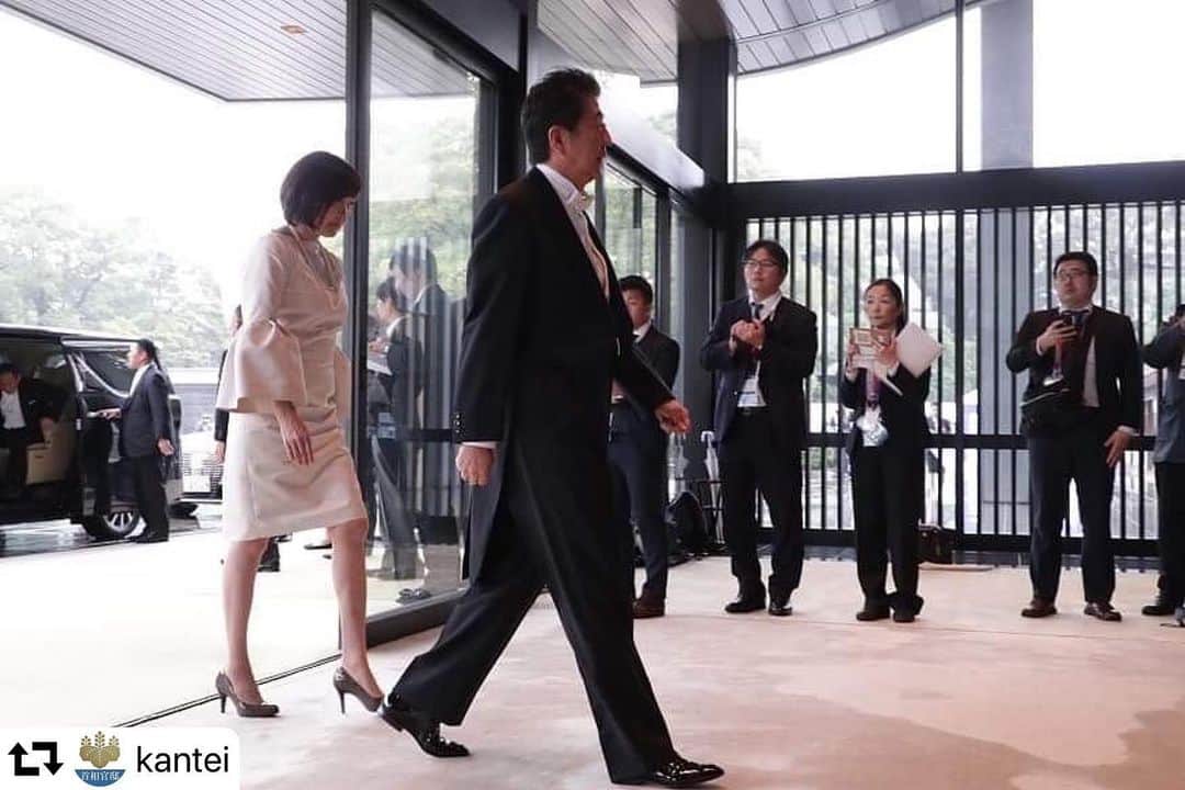 安倍晋三さんのインスタグラム写真 - (安倍晋三Instagram)「#repost @kantei 本日めでたく「即位礼正殿の儀」が挙行されました。朝から降り続いた雨が一転、澄明な陽光が差し込む中、天皇陛下におかれましては、即位を内外に宣明されました。心からお慶び申し上げます。  この歴史的な日にあたり、凛とした雰囲気の中で、深い感銘を覚えるとともに、本当に身の引き締まる思いです。新しい令和の時代を迎え、平和で、希望に満ちあふれ、誇りある日本の輝かしい未来を拓いていく。令和の代の平安と天皇陛下の弥栄をお祈り申し上げます。 #即位礼正殿の儀 @shinzoabe」10月22日 17時31分 - shinzoabe
