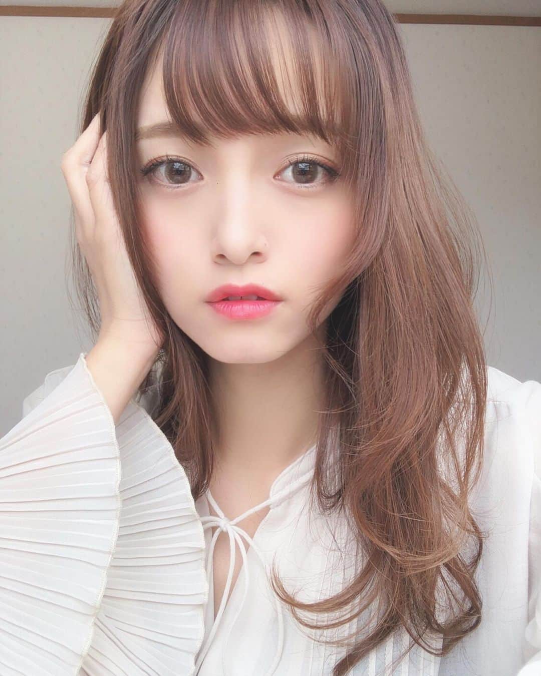 三田寺円のインスタグラム：「さっしープロデュースの TOPARDS 全色入りスペシャルBOX！ わーーいっ😇うれしいっ🥺💕 もともとデートトパーズ大好きなんだけど 新色のオパールつけてみたよ〜🥳 . 着色大きめなのに、ナチュラルに ちゅるんとしてて自然に盛れる🥺 うれしい〜かわいい〜自然〜😭💕 . #指原カラコン #さっしーカラコン  #TOPARDS #カラコン #カラコンレポ」