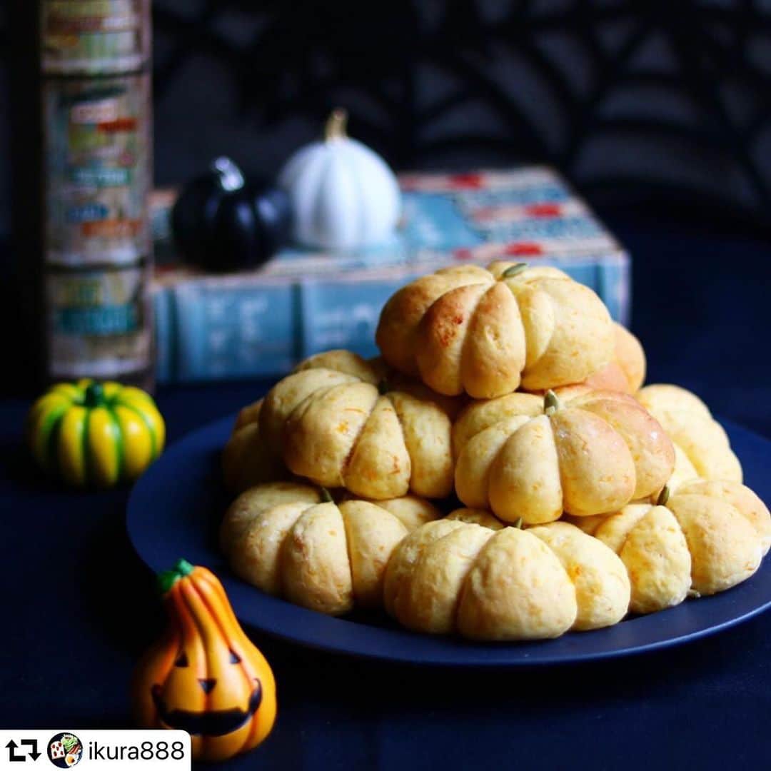 のインスタグラム：「#repost @ikura888 さんの投稿をリポスト🎃﻿ ﻿ 現在、ハロウィンフォトコンテスト👻を開催中です♪﻿ ﻿ ①クスパをフォロー﻿ ②指定タグ付きで写真を投稿 【　#クスパハロウィン2019 】﻿ 👉豪華商品GETできるかも⁉︎💗 ﻿ ﻿ 💓詳しくはプロフィールにある、﻿ URLリンクから 👻🎃👻🎃👻🎃👻﻿ ﻿ ﻿ ・・・﻿ 2019-09-24おはようございます﻿ .﻿ .﻿ バターナッツかぼちゃのちぎりかぼちゃパン﻿ .﻿ .﻿ 名前長い〜😅﻿ .﻿ .﻿ 昨日は長男のお誕生日でした。でも昼から夜まで塾なのでパーティーは出来ないけど、何かお祝いぽいことをしたいなっと思って、かぼちゃパン焼いて食べさせてから塾に行ってもらいました🎃🎃🎃﻿ .﻿ 1段目は6個のパンプキンパンがリース状にくっついてて、2段目は3個くっついてます。﻿ .﻿ ちぎりながら食べるのでちぎりかぼちゃパンです😋﻿ .﻿ .﻿ レシピは南京かぼちゃだったけど、お墓まいりの帰りに寄った道の駅で、バターナッツかぼちゃが売っていたので、こちらで作ったけど、うまくペーストにならず、ちょっとつぶつぶが残ってます💦﻿ .﻿ .﻿ 胃袋に入ったら一緒だよね？🤗﻿ .﻿ .﻿ 家族で美味しくいただきました🎃お兄ちゃんセブンティーンおめでとう🎉﻿ .﻿ .﻿ 今週も火曜日スタート🙌ラッキー﻿ .﻿ .﻿ 今週もよろしくお願いします﻿ （╹◡╹）♡﻿ .﻿ .﻿ #豊かな食卓 #snapdish ﻿ #おうちごはんlover #フーディーテーブル #マカロニメイト #胃袋がっつりつかもう部 #みんなの暮らし日記online #オリーブノート #オリーブノートアンバサダー #私のおいしい写真  #今日のごはん #raw_kitchen #wp_deli_japan @yomuno.jp #ヨムーノメイト #ヨムーノ #LIMIA #秋のもぐもぐ祭り ﻿ #バターナッツかぼちゃ #かぼちゃパン #hal万能無水鍋アンバサダーキャンペーン #秋の食材ごはん #クスパハロウィン2019」