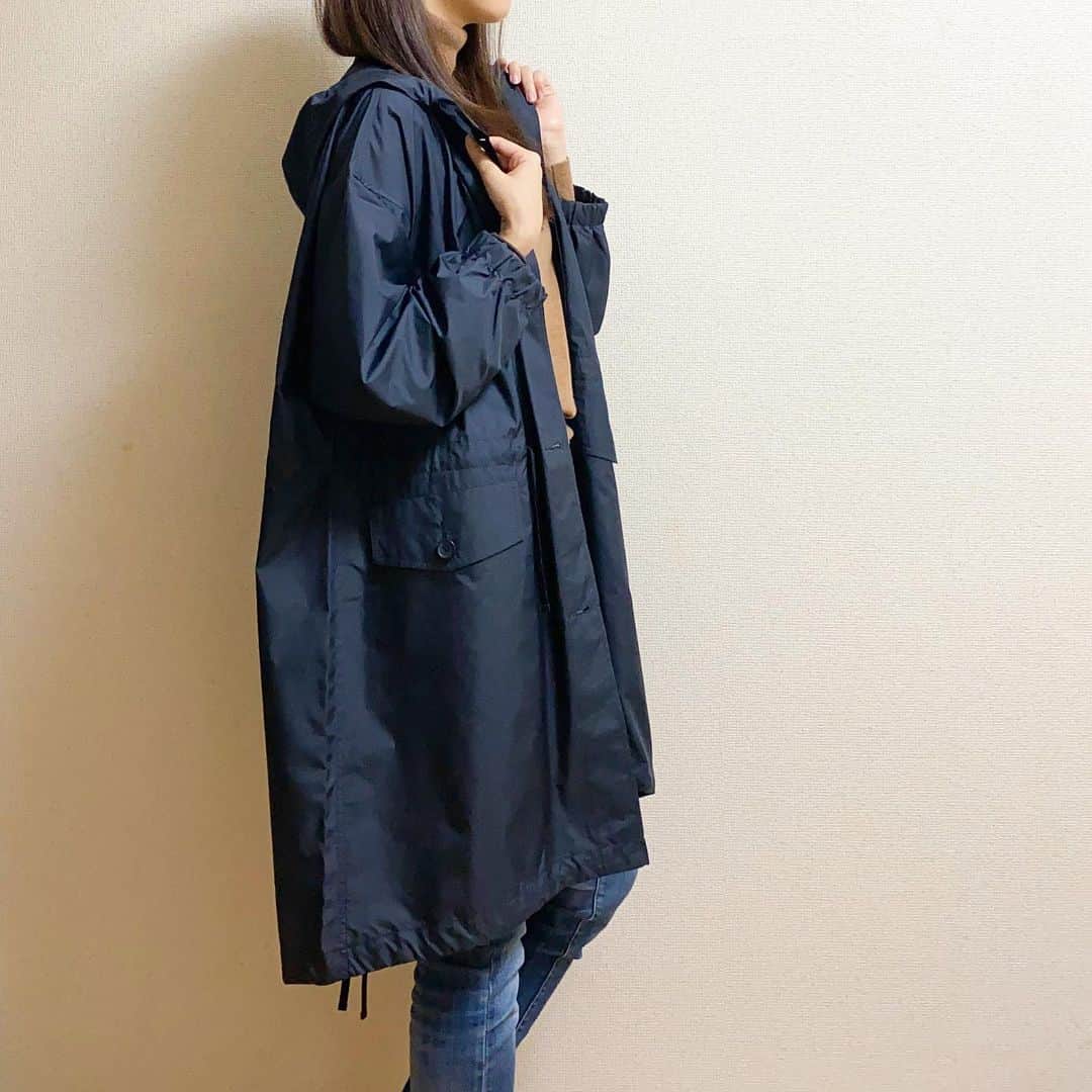のインスタグラム：「2019.10.22 #uniqloxjwanderson の #ポケッタブルコート . 再来週台湾に行くんですが、 まだ現地はちょっと暑いらしく。 軽く羽織るための薄手のコートが欲しいな〜と思ってたら、 ユニクロから出るじゃないですかー！ しかもJW ANDERSONとのコラボじゃないですかー！ ということで購入💸 . ポケッタブルなので付属の袋付き。 もちろん綺麗に入りました。 これならカバンにも収納できるので便利👌 色もネイビーなのでどのシーズンでも着られるから良い👌 これから使えそうです☺️ ...... #fashion #ootd #cordinate #uniqlo #uniqlo_ginza #jwanderson #wear #ユニクロ #おしゃれさんと繋がりたい #旅コーデ」