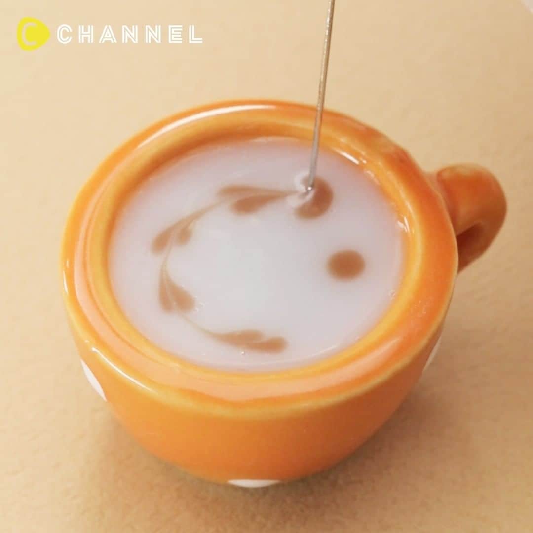 のインスタグラム：「☕️Miniature Latte Art Keychain with Resin! 💛 ☕️ホッとひと息♡レジンで作るミニチュアラテアート！💛 . 💗Check👉 @cchannel_girls 🎶 💗Follow me👉 @cchannel_artandstudy 🎵 📲C CHANNELのアプリもよろしくお願いします💕 . creator：勝又美蘭　Instagram @fantasia_miran . [Things to prepare] ・ Miniature coffee cup ・ UV-LED resin ・ UV resin coloring agent Jewel Agate (Orange, Brown, White) ・Toning palette ・ UV-LED light (9w) ・ Resin coloring (Brown) ・toothpick ・needle ・adhesive ・ Round can ・key ring . [How to make] 1. Color the transparent resin. (Orange, brown, white) 2. Pour into a coffee cup and cure for about 2 minutes. 3. Color the transparent resin. (white) 4. Pour into a coffee cup. 5. Color the transparent resin. (Color Art Brown) 6. Draw the resin at regular intervals with a toothpick. 7. Pull in a large circular motion slowly with a needle. 8. Cure for about 1 minute. 9. Complete by connecting key holder parts. . . お店のようなラテアートを楽しめるキーホルダー。 見ているだけでホッと心が温まりそう♡ . 【用意するもの】 ・ミニチュアコーヒーカップ ・UV-LEDレジン　星の雫 ・UVレジン着色料　宝石の雫(オレンジ、ブラウン、ホワイト) ・調色パレット ・UV-LEDライト(9w) ・カラーアートレジン(ブラウン) ・爪楊枝 ・針 ・接着剤 ・丸カン ・キーホルダー . 【作り方】 1. 透明レジンを着色する。(オレンジ、ブラウン、ホワイト) 2. コーヒーカップに流して約 2 分硬化する。 3. 透明レジンを着色する。(ホワイト) 4. コーヒーカップに流す。 5. 透明レジンを着色する。(カラーアートブラウン) 6. 爪楊枝で等間隔にレジンを垂らす。 7. 針で大きな円をゆっくり書く。 8. 約 1 分硬化する。 9. キーホルダーパーツを繋いで完成。 . ※作業中は手袋の使用、部屋の換気をおすすめします。 ※レジンは高温となりますので取り扱いには十分に注意してください . 購入場所について ミニチュアカップ→フライングタイガー レジン→東急ハンズ、ネットなど キーホルダーパーツ/丸カン→貴和製作所 . . #DIY#doityourself#diyideas#crafts#crafting#instacraft#crafter#crafty#handmade#handcrafted#handmadecrafts#handmadeaccessories#ручнаяработа#ideas#resin#resinart#resina#Fantastic#incredible#creative#heart#howto#tutorial#tips#miniature#latteart#charm#coffeecup#teaset」