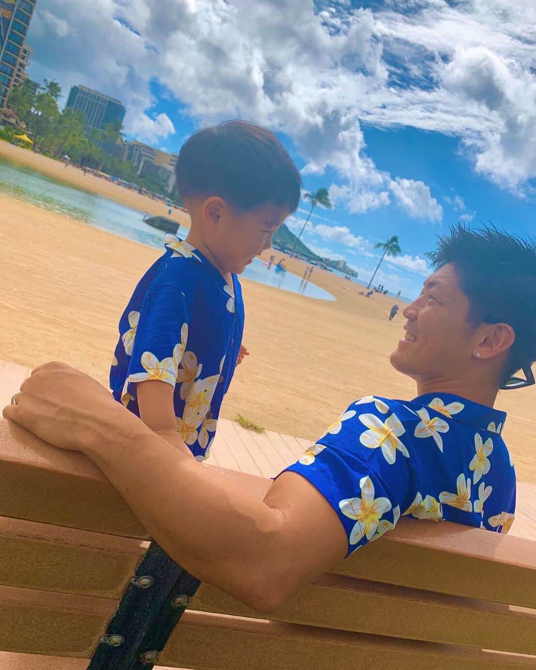 渡部太基のインスタグラム：「. 南国ではアロハ率高め🤙🙄 #hawaii #aloha #privatebeach #diamondhead  #アロハシャツ #お揃い #親子コーデ  #わたべんちのれおうくん #襟足刈り上げてみた #刈り上げくん」