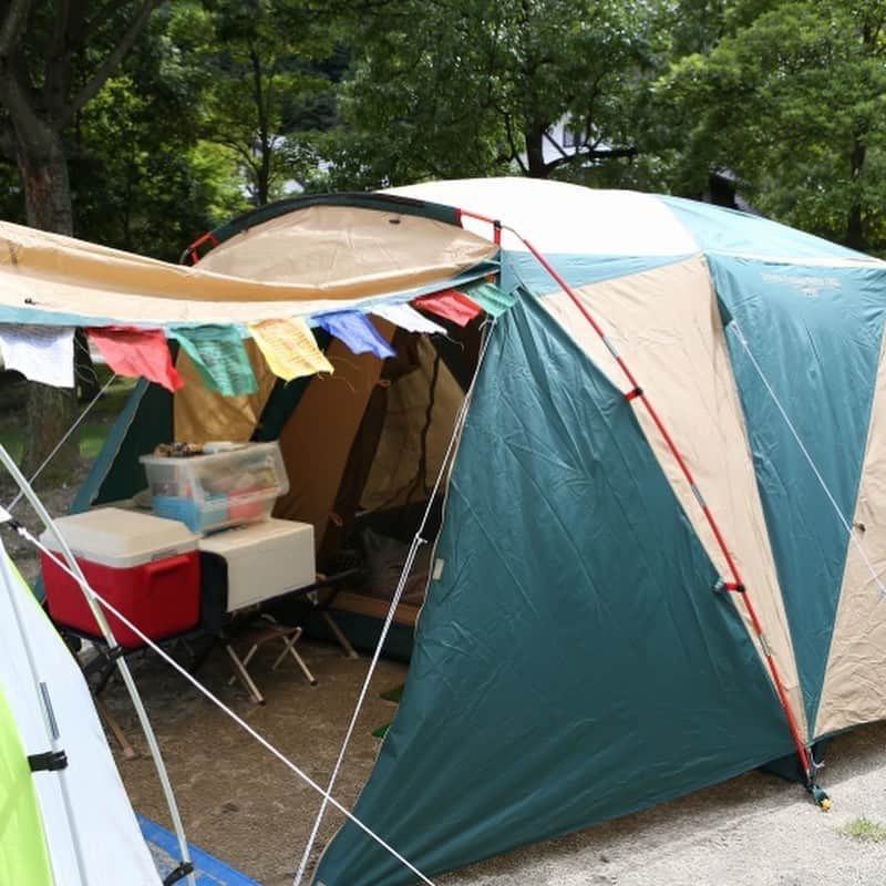 キャンプ情報サイト［ランタン］さんのインスタグラム写真 - (キャンプ情報サイト［ランタン］Instagram)「CAMP SMILE STYLE ／ 4面開放できるコールマンの スクリーンキャノピードームが お気に入り ＼ いろんなキャンパーのキャンプスタイルを現地取材と一般キャンパーからの投稿で数多く掲載してます。 . . 詳しくは @lantern.camp  webサイトをご覧ください . . #camp #camping #outdoor #travel #trip #lantern_smile #nature #キャンプ #キャンプ用品 #アウトドア #テント #自然 #旅行 #キャンプ初心者  #キャンプ好きな人と繋がりたい #青川峡キャンピングパーク #コールマン #スクリーンキャノピードーム #ドームテント #ファミリーキャンプ #ファミキャン」10月22日 17時53分 - lantern.camp