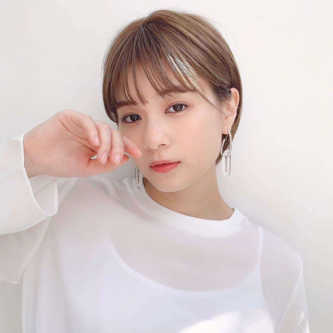 山田愛梨さんのインスタグラム写真 - (山田愛梨Instagram)「🥰✌︎ . #hair #gardenomotesando #fashion #naturalmake #ショートボブ #ショートヘア #ハイトーンショート #해아 #패션 #메이크 #커트머리펌」10月22日 17時56分 - airi_yamada