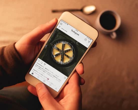 のインスタグラム：「【自社のSNS広告の状況】﻿ ﻿ ここ数ヶ月は、講演依頼や出版記念のイベントでセミナーをしていたので、広告配信はしていなかったのですが、最近久しぶりに主催セミナーのSNS広告を出しています。﻿ ﻿ 広告が仕事だから、クライアントの広告は日々出稿しているけど、自社のものはかなり久しぶり。﻿ ﻿ 今FBとIGに「Instagramマーケティングセミナー」という5,000円の有料セミナーの広告を配信しています。﻿ ﻿ 今月上旬から配信し始めて、現在広告経由で14件の申込みがあり、申込み単価が4,392円（オーガニックでの申込みは除く）。﻿ ﻿ 年々SNS広告も上がってきてるから、さすがに有料セミナーだしCPA1万円は超えるかなと思ってたけど、5,000円以下で推移中。﻿ ﻿ ROCチームさすが！笑」