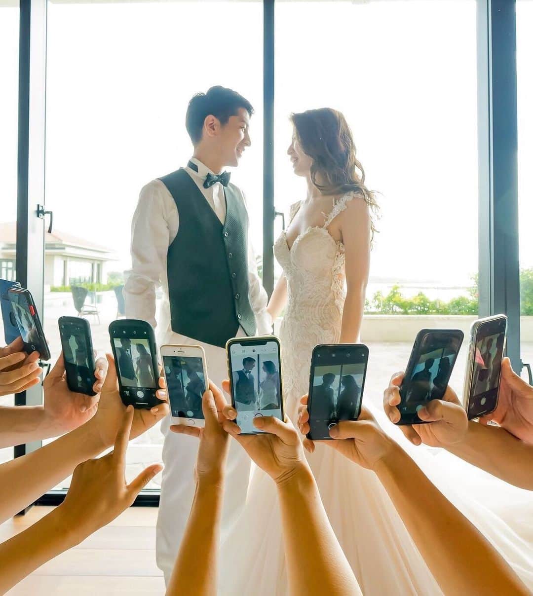 ARLUIS WEDDINGさんのインスタグラム写真 - (ARLUIS WEDDINGInstagram)「. リゾートウエディングはアールイズウエディング。 . \\ 吉岡里帆 出演！// . 映え婚メイキングムービー公開中。 あなたに、「映え」あるウエディングを #映え婚 #ARLUISWEDDING ————— . 『#ゲストカメラ』  結婚式は、人生の中で 最もたくさん写真を撮るイベントのひとつ。  家族や友だち。憧れのウエディングドレス。 美しい風景、料理、そこにあるすべてを 写真におさめたい。 SNSの時代ならなおさらです。  私たちは、そんな写真に対する、 一生懸命な想いを応援したい。 そのために、最高の一瞬を切り取るための たくさんのアイデアを発信します。  あなたに、「映え」あるウエディングを。 . ---------- アールイズウエディングでは、 ﻿ 結婚式当日はもちろん、 ﻿ おふたりのリゾートステイをご提案♥ ﻿ アールイズのリゾートウエディングが、﻿ 幸せな旅でありますように。﻿ . #アールイズウエディング  #arluiswedding のハッシュタグをつけて、 ﻿ 投稿・発信してくださいね✈﻿ 公式IGでリグラムさせていただきます✨.﻿ >>> @arluiswedding −﻿﻿ #吉岡里帆 #フォトジェニック #インスタ映え −﻿﻿ #wedding #resortwedding #beachwedding #weddingphoto #ウェディングフォト #瀬良垣島教会 #沖縄挙式 #沖縄リゾートウェディング #沖縄ウェエディング #ハイアットリージェンシー #挙式レポ −﻿﻿ #ロケーションフォト #リゾートウエディング #リゾートフォト #リゾート挙式 #リゾ婚 −﻿﻿ #撮影アイディア #撮影指示書」10月22日 17時59分 - arluiswedding