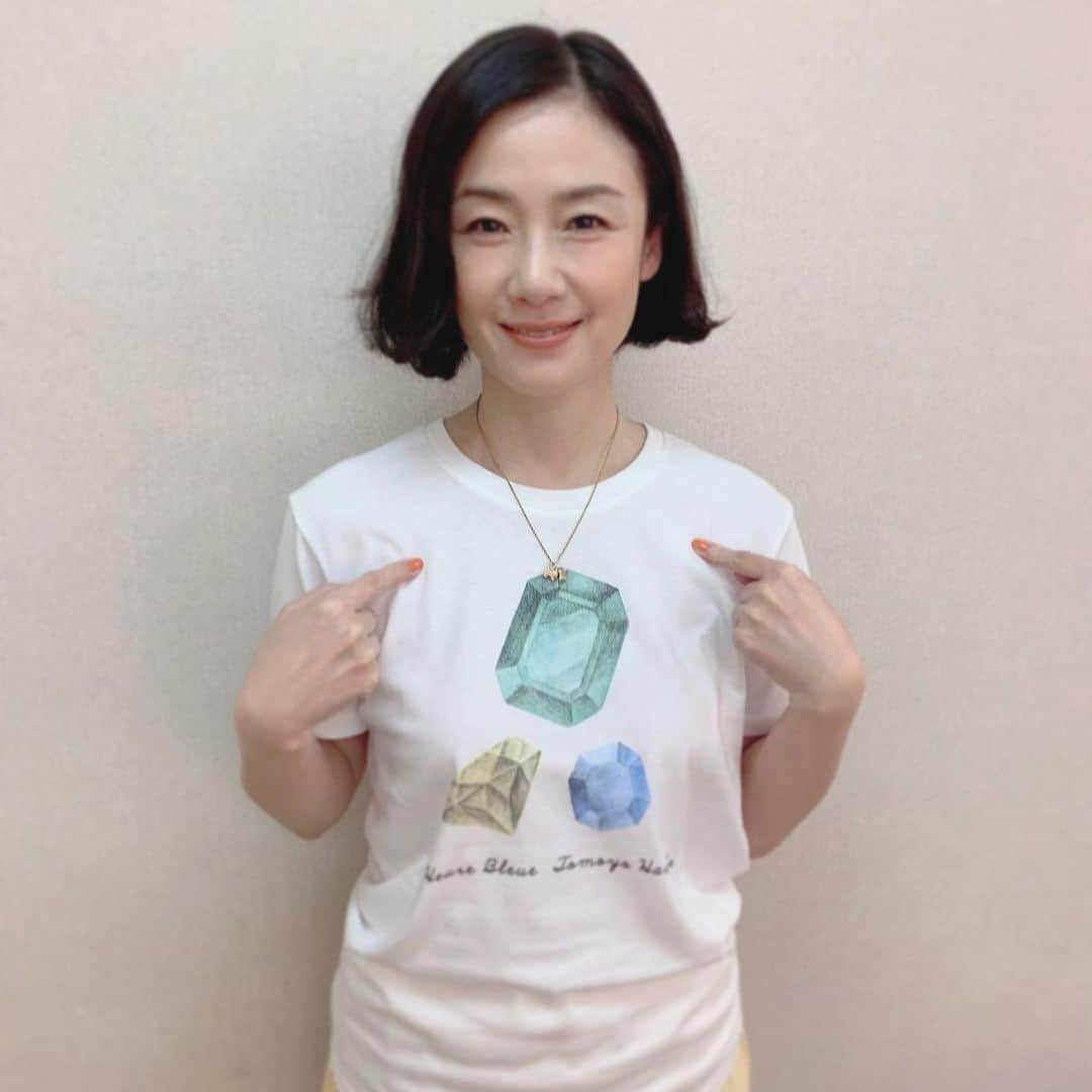 原田知世さんのインスタグラム写真 - (原田知世Instagram)「原田知世ツアーグッズのTシャツです。 デザインは、イラストレーターの前田ひさえさんが 銀河絵日記MVに登場するピンクの馬や宝石などをモチーフに作って下さいました💕  原田知世 Special Concert 2019 “L’Heure Bleue”  いよいよ今週金曜日 10月25日 東広島芸術文化ホールくらら大ホールからスタートです。  11月17日 東大阪市文化創造館DreamHouse大ホール  11月19日 東京bunkamuraオーチャードホール」10月22日 17時59分 - o3a3_haratomo