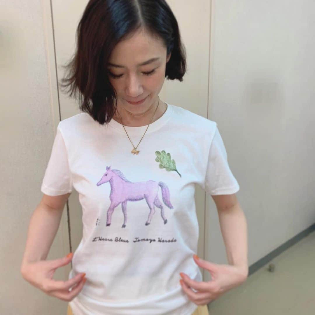 原田知世さんのインスタグラム写真 - (原田知世Instagram)「原田知世ツアーグッズのTシャツです。 デザインは、イラストレーターの前田ひさえさんが 銀河絵日記MVに登場するピンクの馬や宝石などをモチーフに作って下さいました💕  原田知世 Special Concert 2019 “L’Heure Bleue”  いよいよ今週金曜日 10月25日 東広島芸術文化ホールくらら大ホールからスタートです。  11月17日 東大阪市文化創造館DreamHouse大ホール  11月19日 東京bunkamuraオーチャードホール」10月22日 17時59分 - o3a3_haratomo