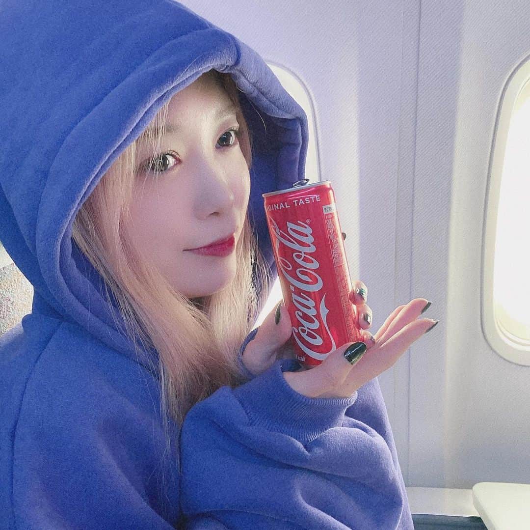 uyuのインスタグラム：「飛行機でもコーラ。 ちょっとぬるかった」
